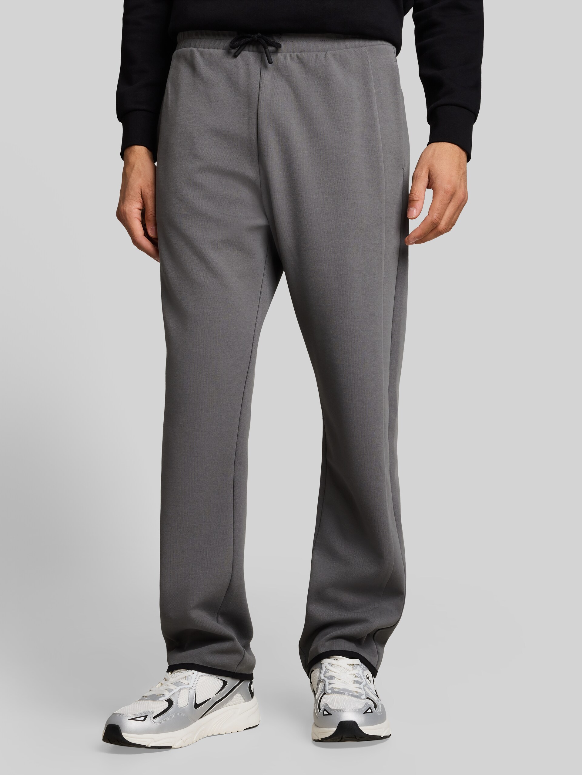 Relaxed Fit Jogginghose - classic grey - Ausschnitt Model-Vorderansicht