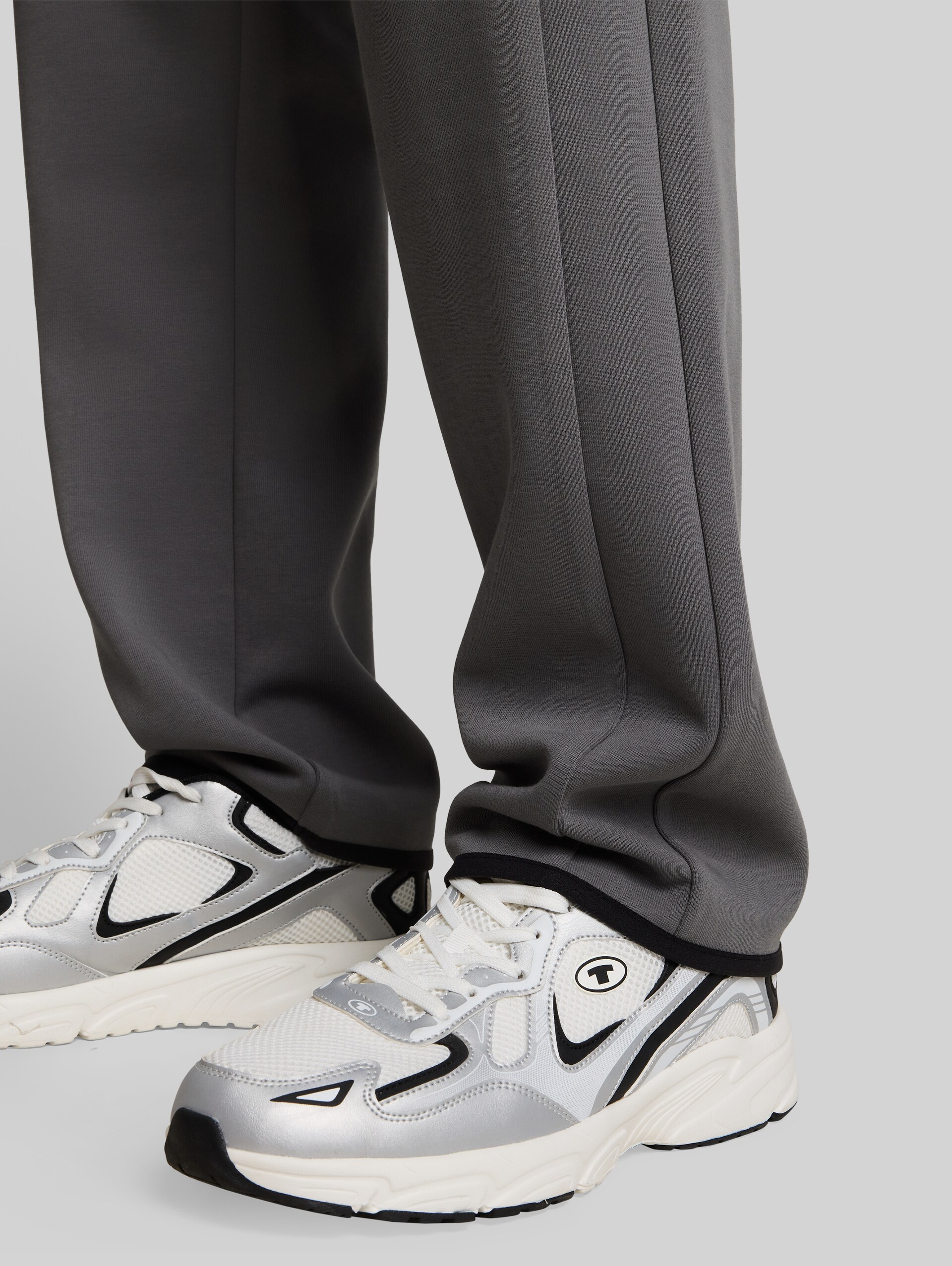 Relaxed Fit Jogginghose - classic grey - Detail-Model-Ansicht