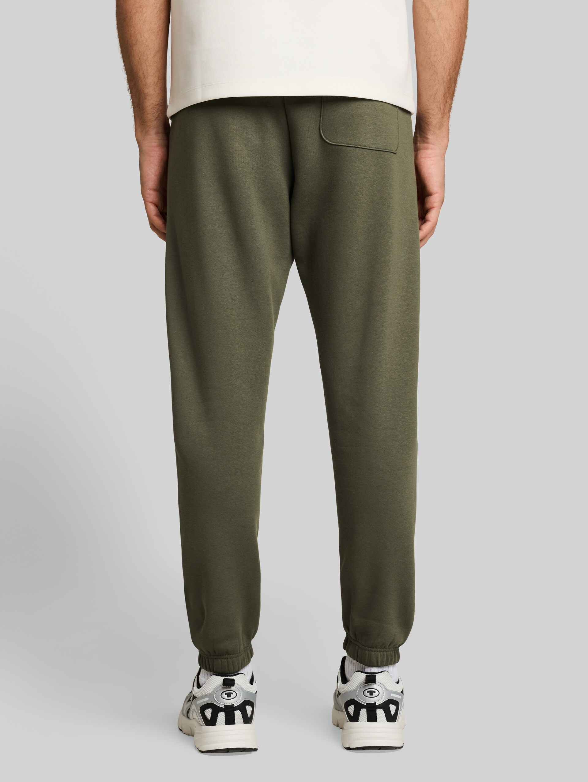 Basic Jogginghose - urban olive green - Auschnitt Model-Rückansicht