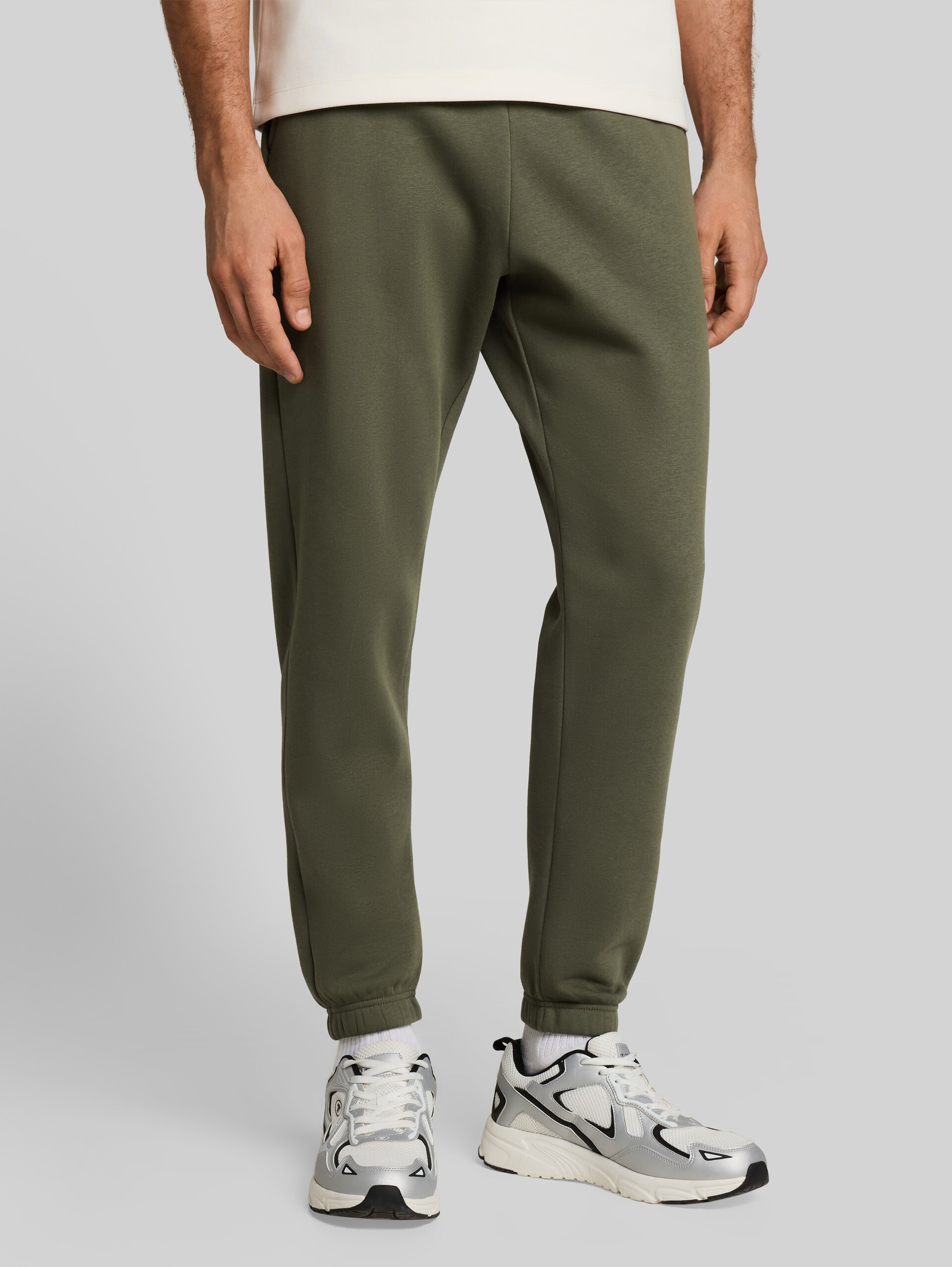 Basic Jogginghose - urban olive green - Ausschnitt Model-Vorderansicht