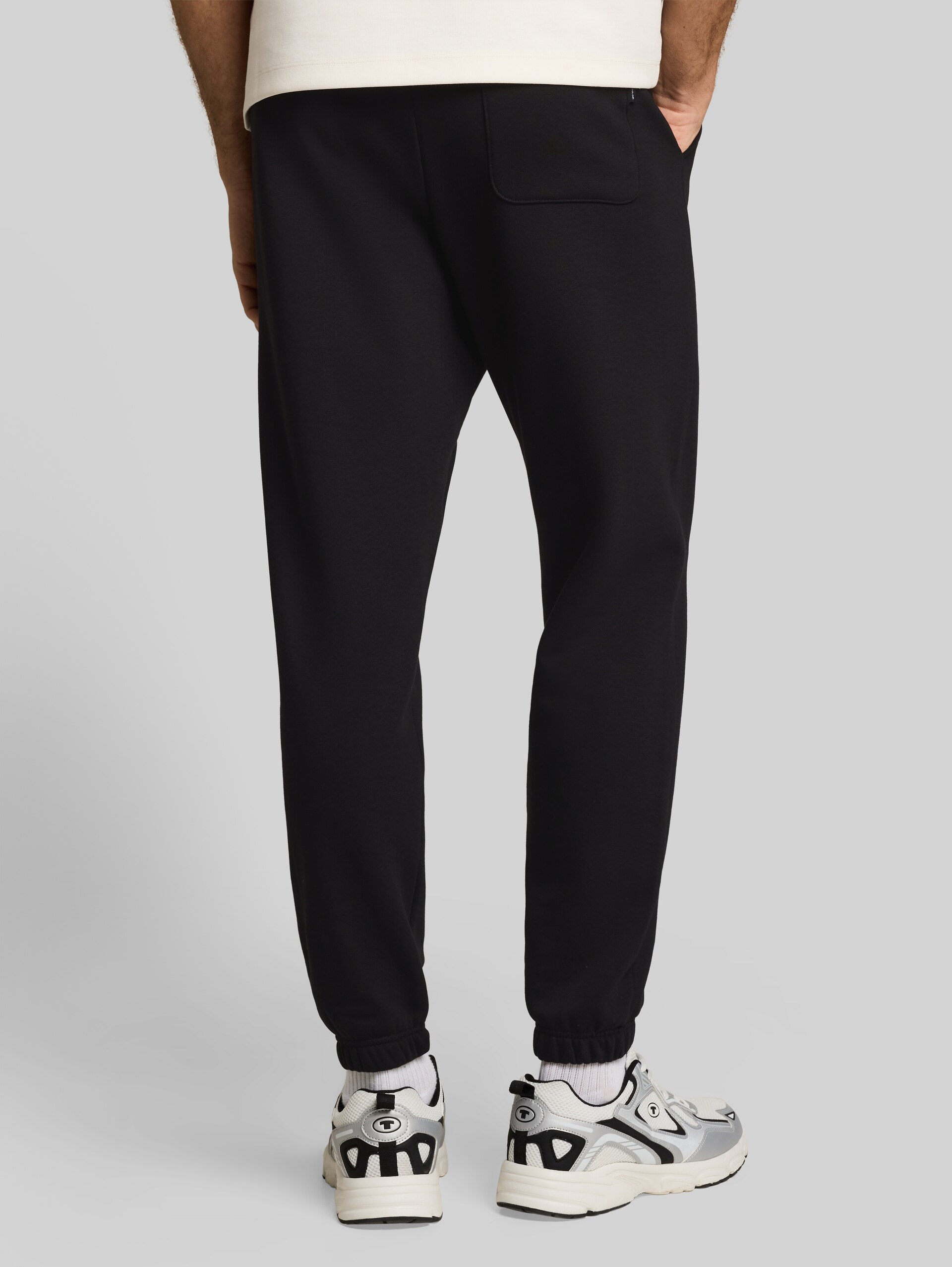 Basic Jogginghose - Black - Auschnitt Model-Rückansicht