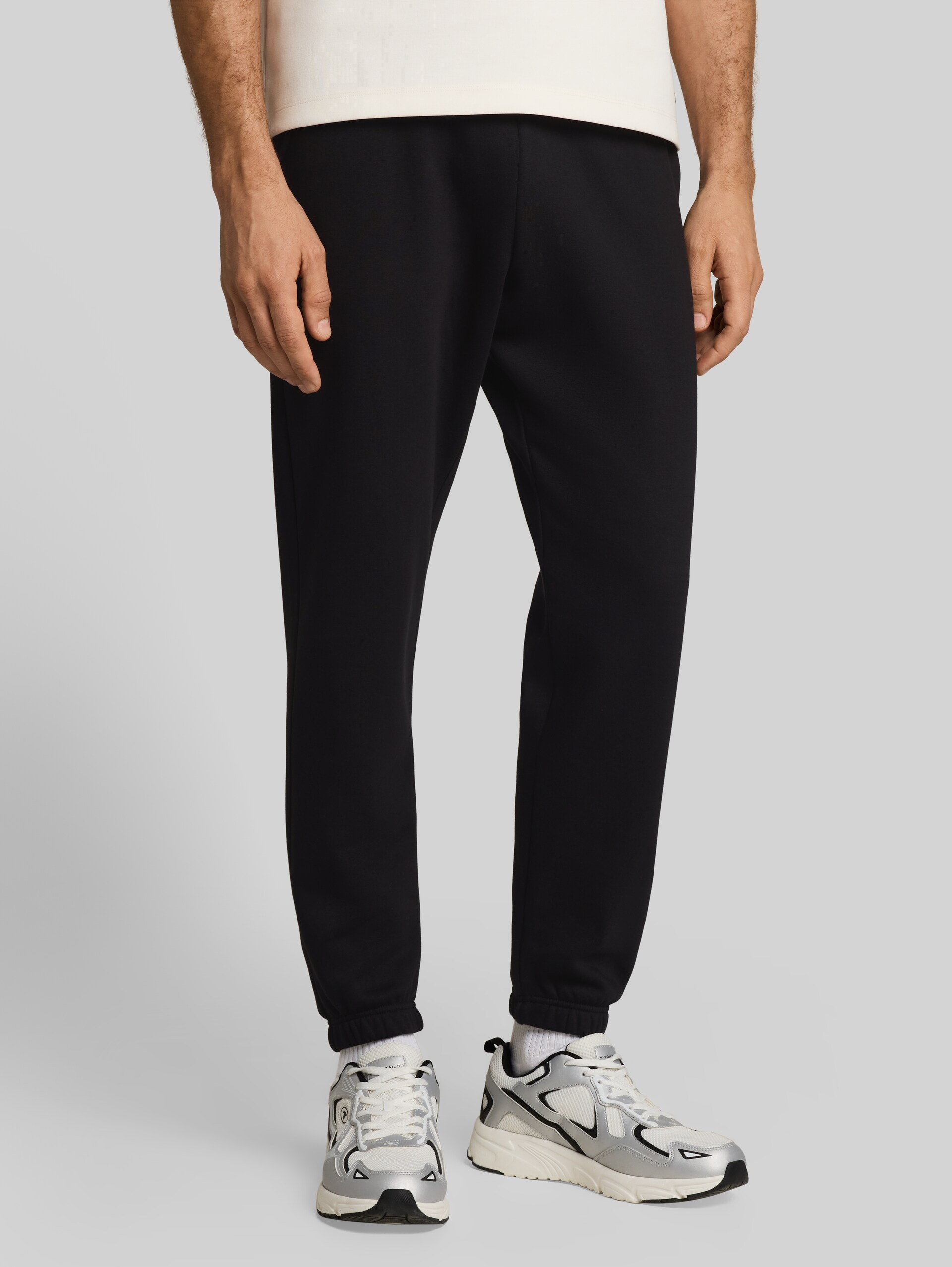 Basic Jogginghose - Black - Ausschnitt Model-Vorderansicht