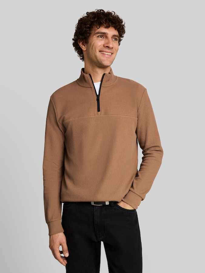 Pull à col roulé à manches longues avec fermeture éclair par Denim Male, malt brown