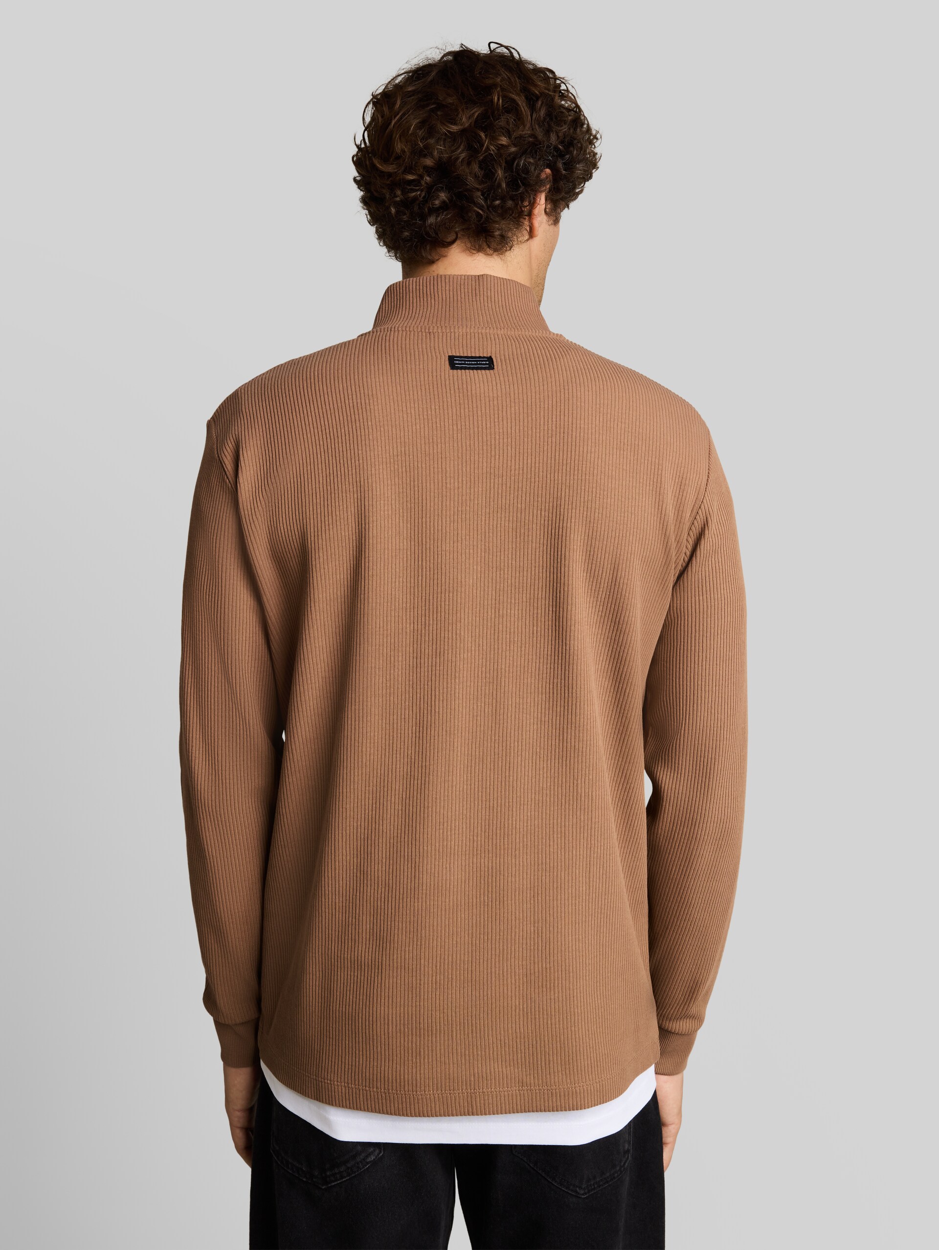 Troyer Langarmshirt mit Reißverschluss - malt brown - Auschnitt Model-Rückansicht
