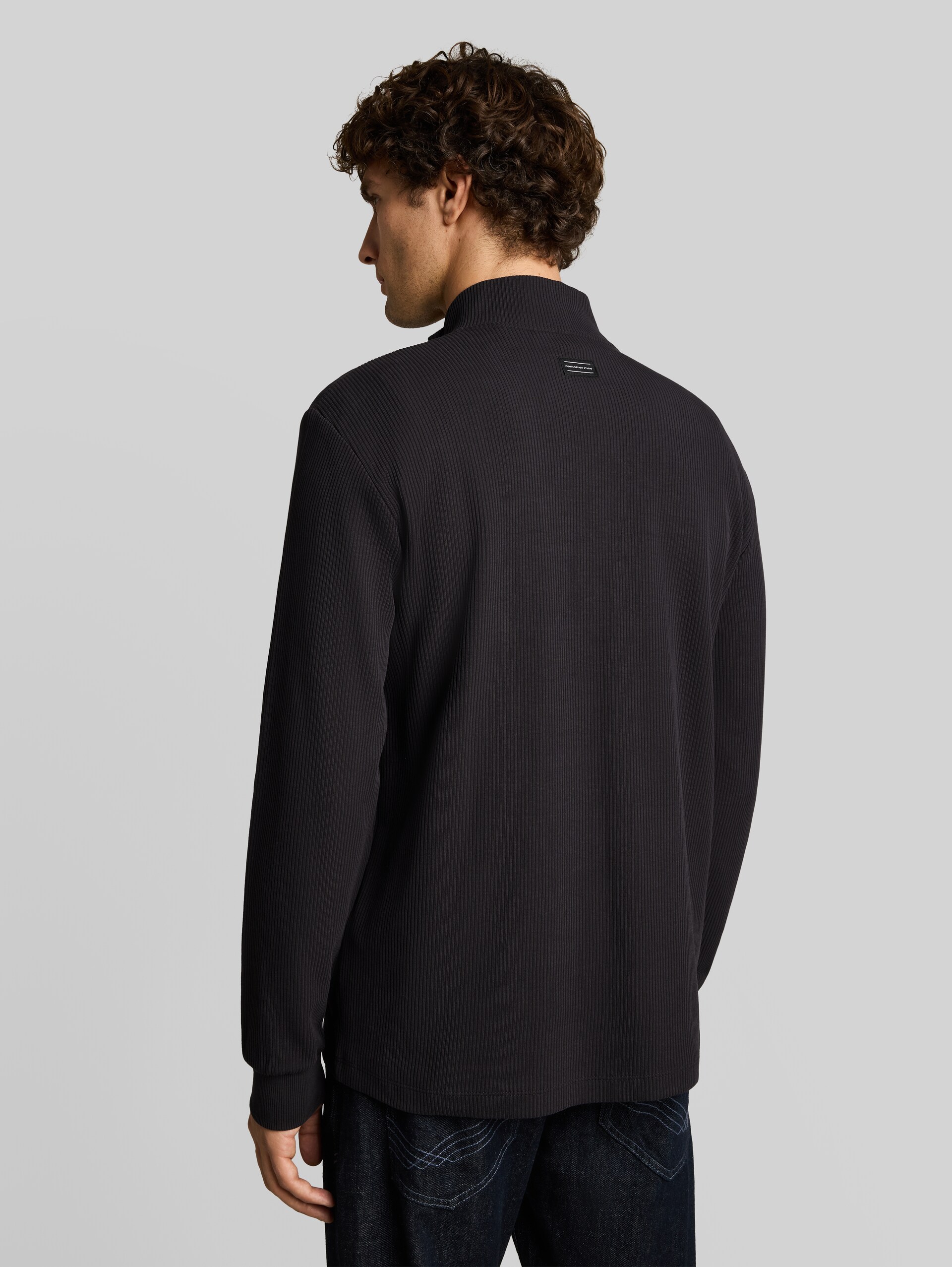 Troyer Langarmshirt mit Reißverschluss - coal grey - Auschnitt Model-Rückansicht