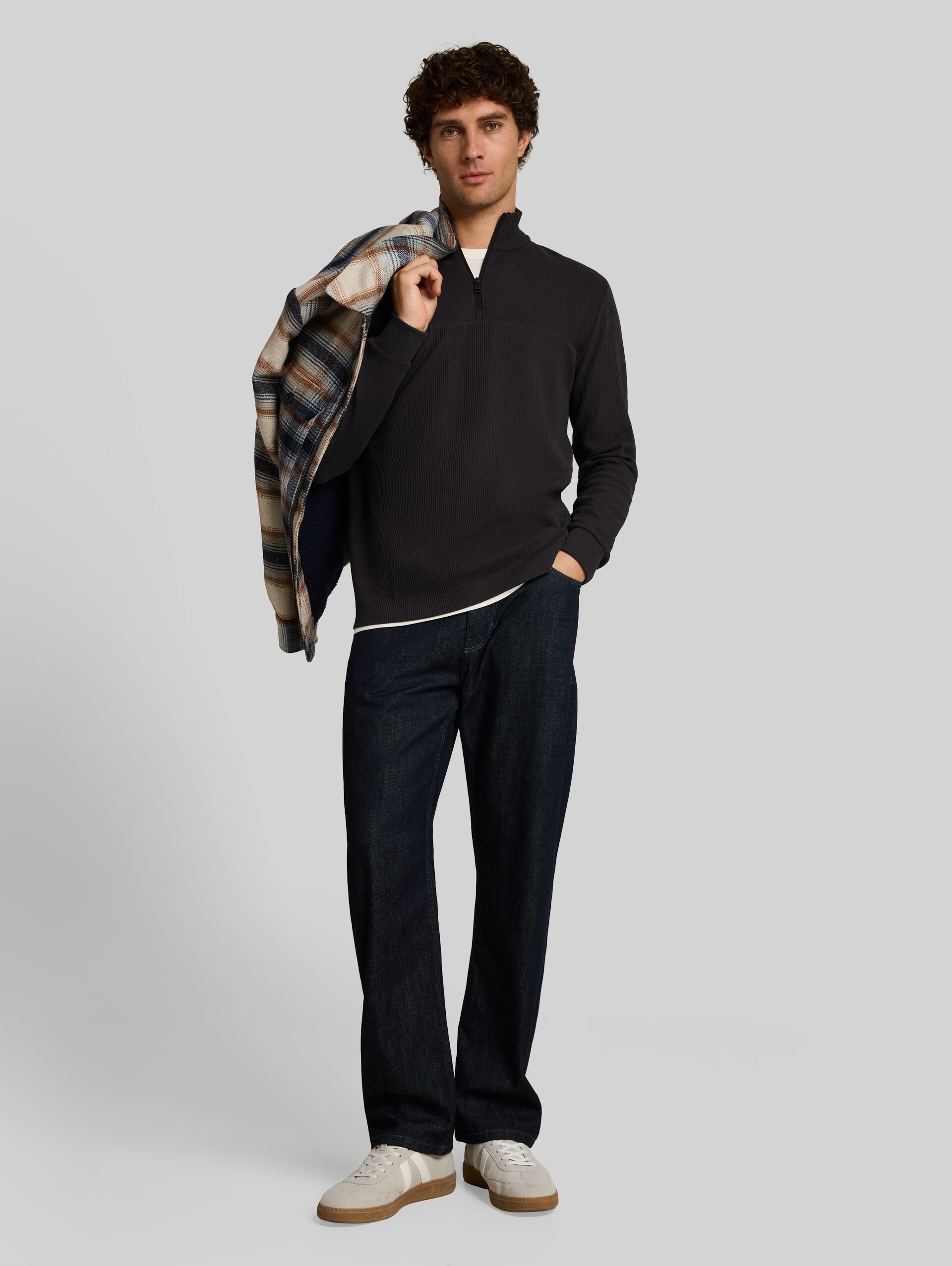 Troyer Langarmshirt mit Reißverschluss - coal grey - Model-Vorderansicht