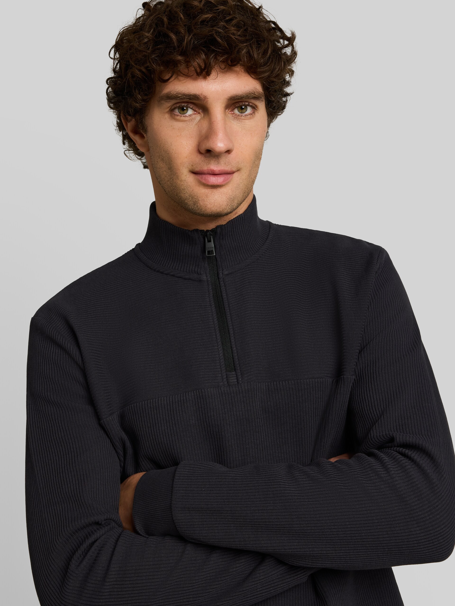 Troyer Langarmshirt mit Reißverschluss - coal grey - Detail-Model-Ansicht