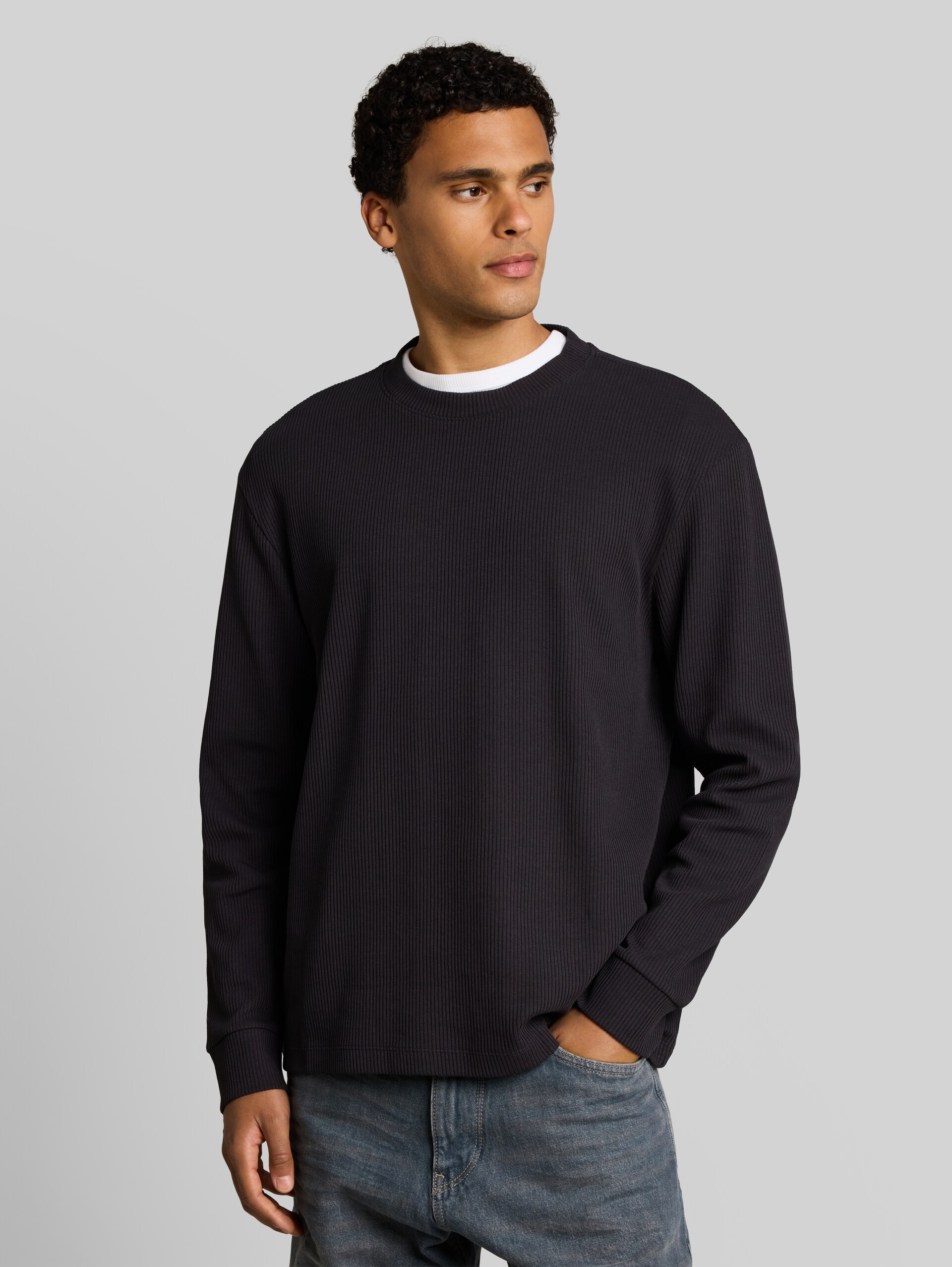 Relaxed Fit Langarmshirt mit Rippstruktur - coal grey - Ausschnitt Model-Vorderansicht