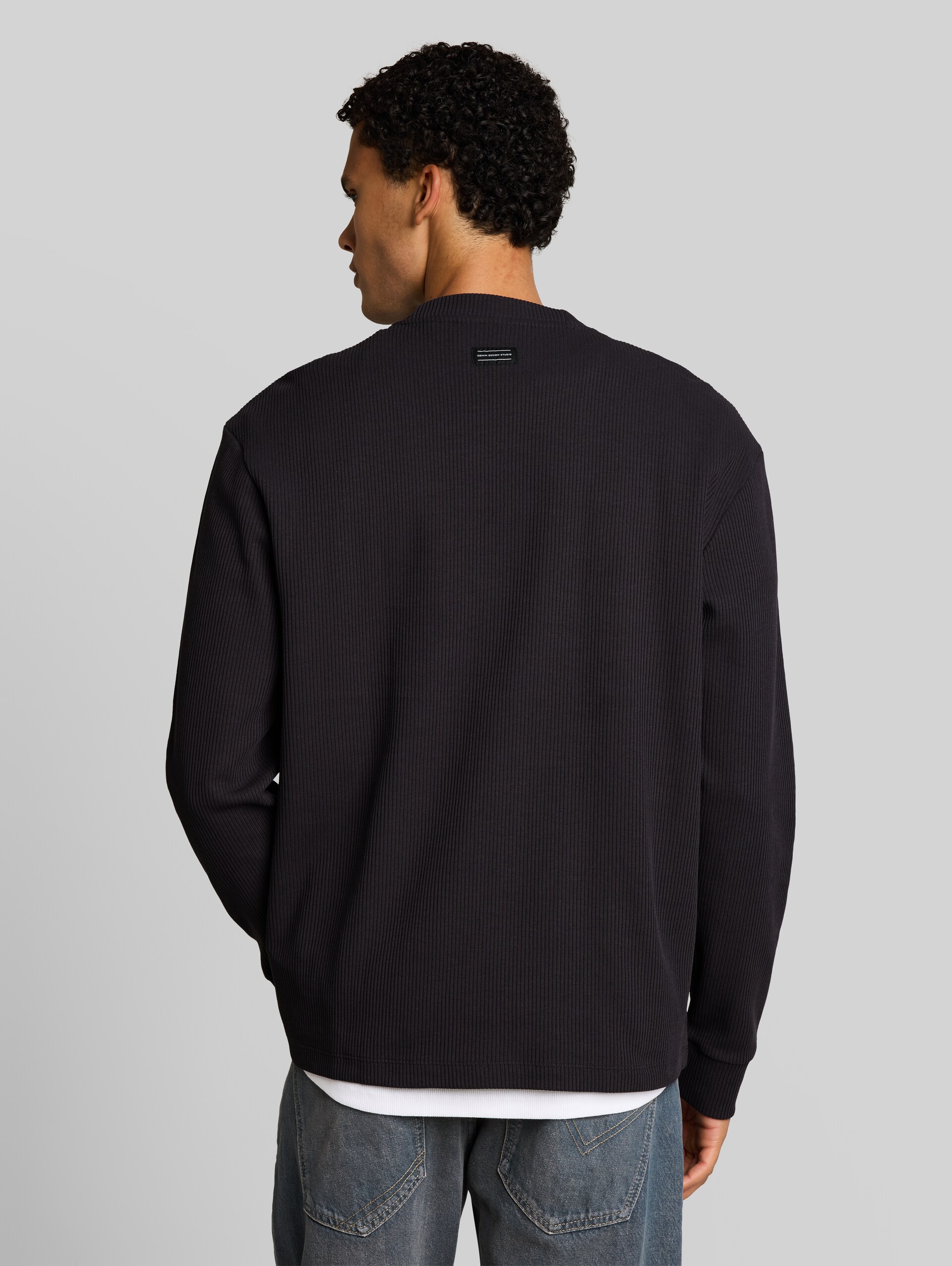 Relaxed Fit Langarmshirt mit Rippstruktur - coal grey - Auschnitt Model-Rückansicht