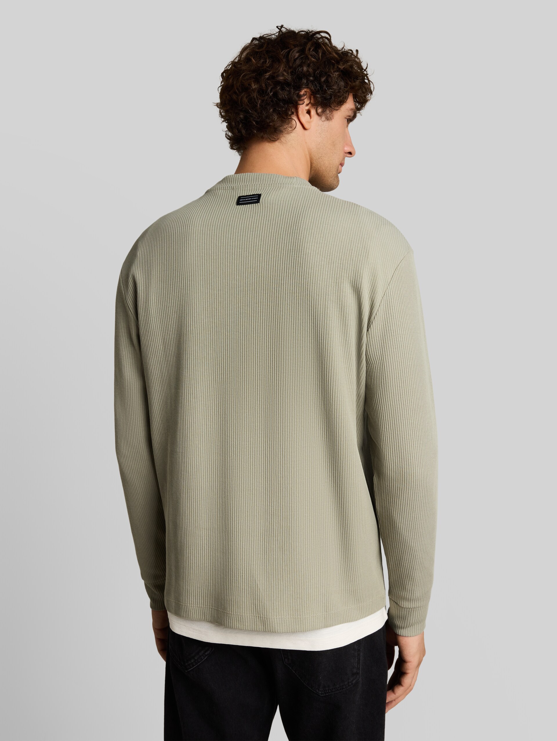 Relaxed Fit Langarmshirt mit Rippstruktur - dark sage green - Auschnitt Model-Rückansicht