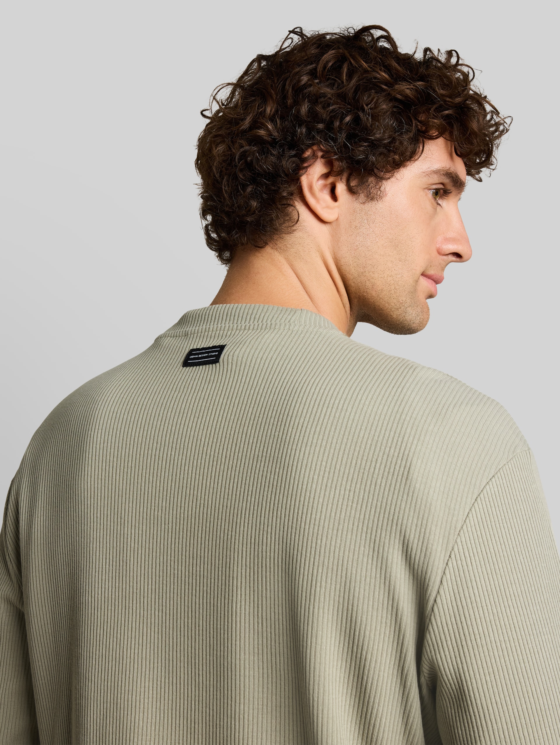 Relaxed Fit Langarmshirt mit Rippstruktur - dark sage green - Detail-Model-Ansicht