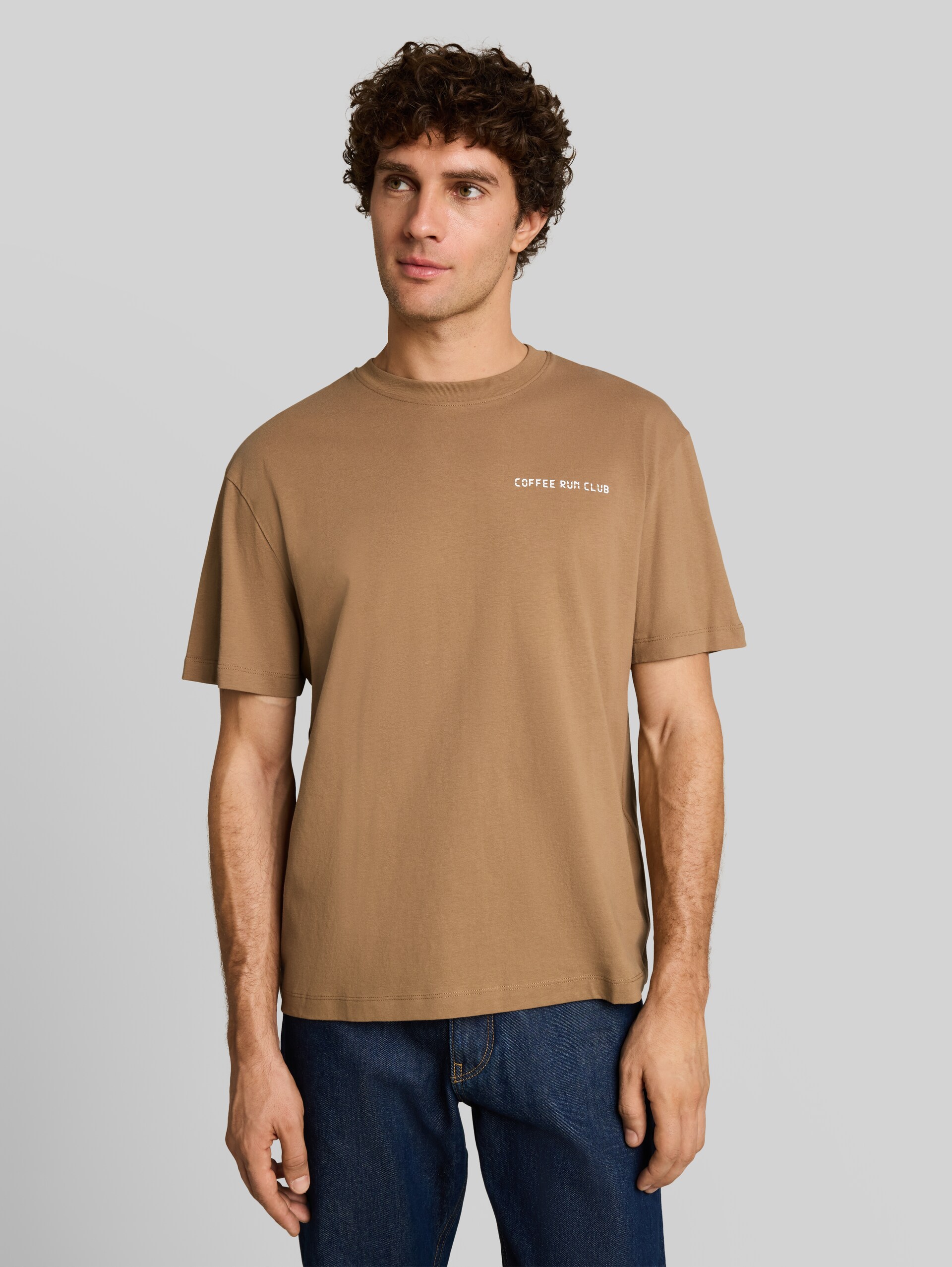 Relaxed Fit T-Shirt mit Rückenprint - malt brown - Ausschnitt Model-Vorderansicht