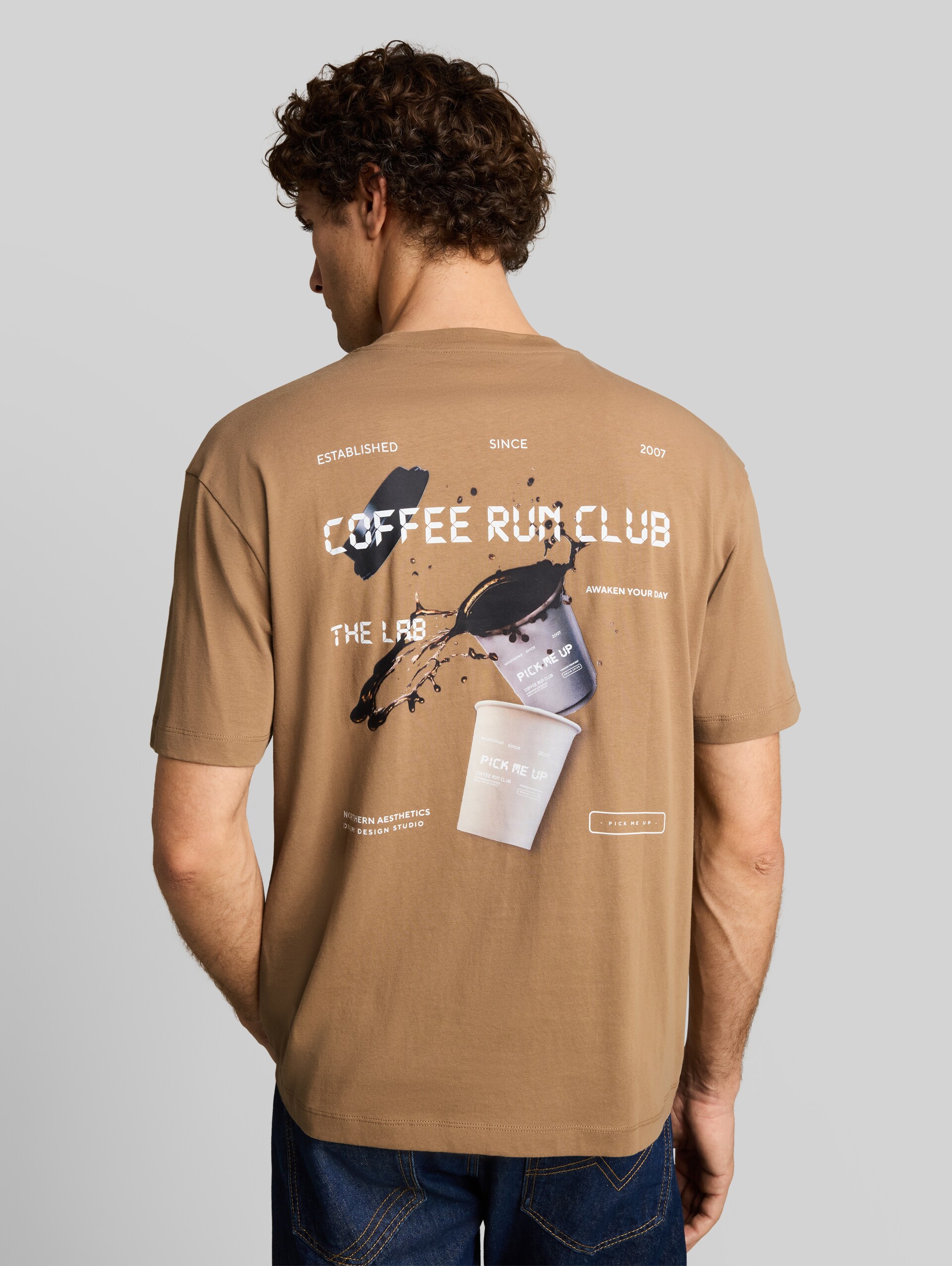 Relaxed Fit T-Shirt mit Rückenprint - malt brown - Auschnitt Model-Rückansicht