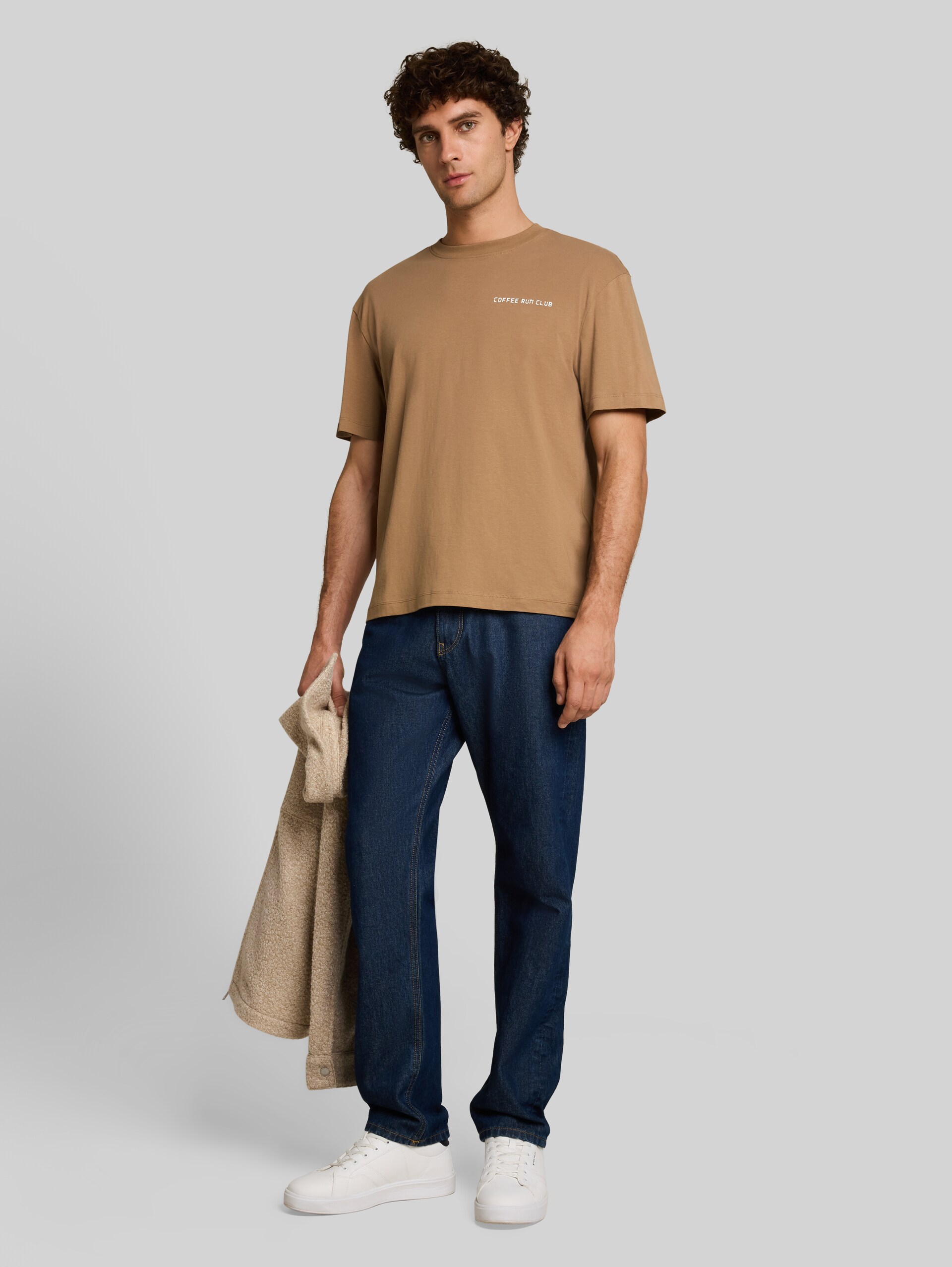 Relaxed Fit T-Shirt mit Rückenprint - malt brown - Model-Vorderansicht