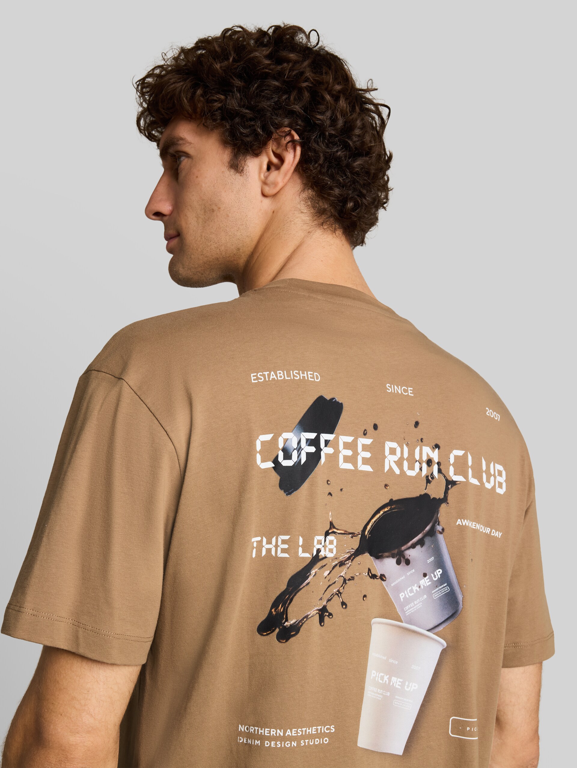 Relaxed Fit T-Shirt mit Rückenprint - malt brown - Detail-Model-Ansicht