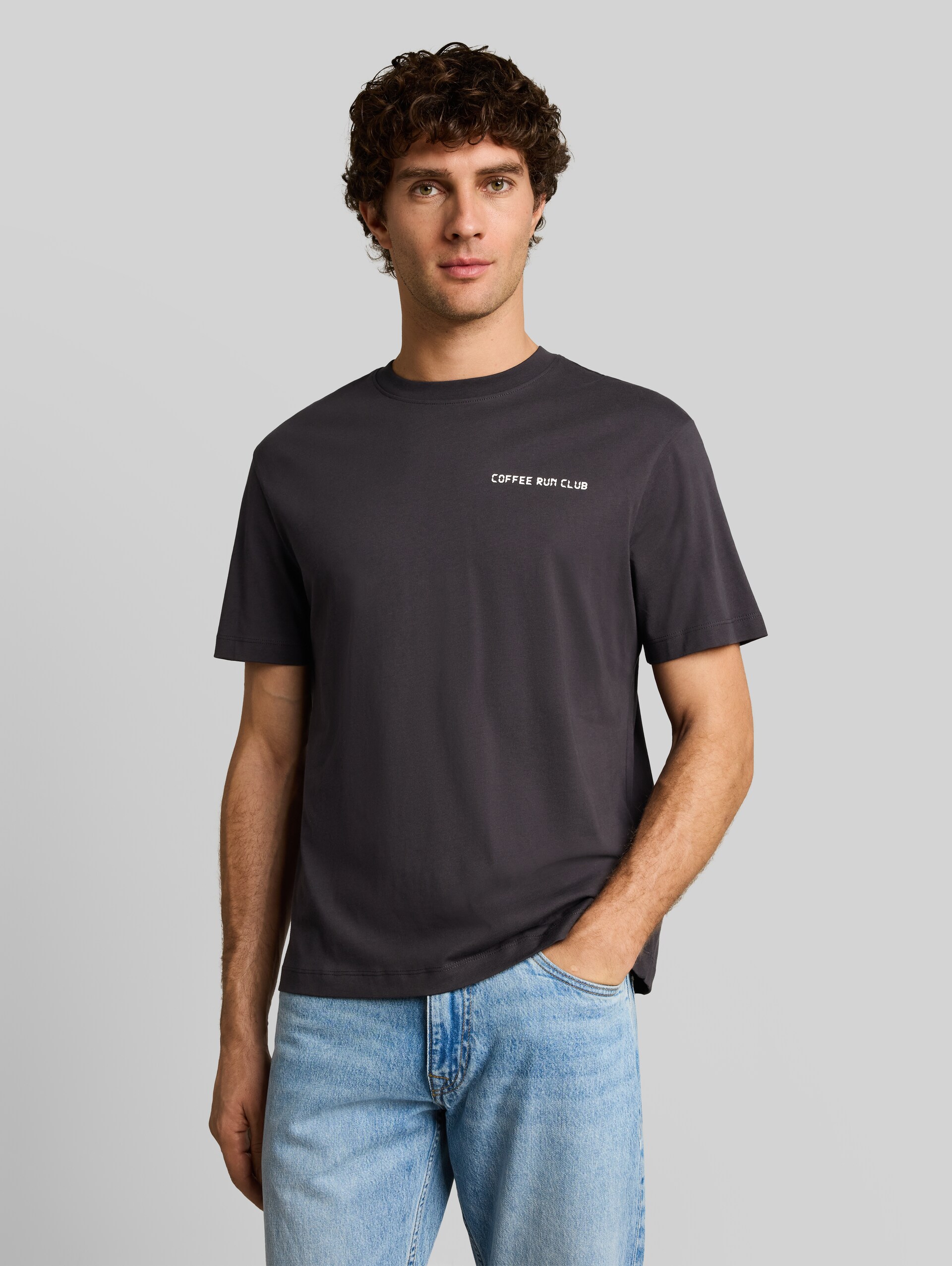 Relaxed Fit T-Shirt mit Rückenprint - coal grey - Ausschnitt Model-Vorderansicht