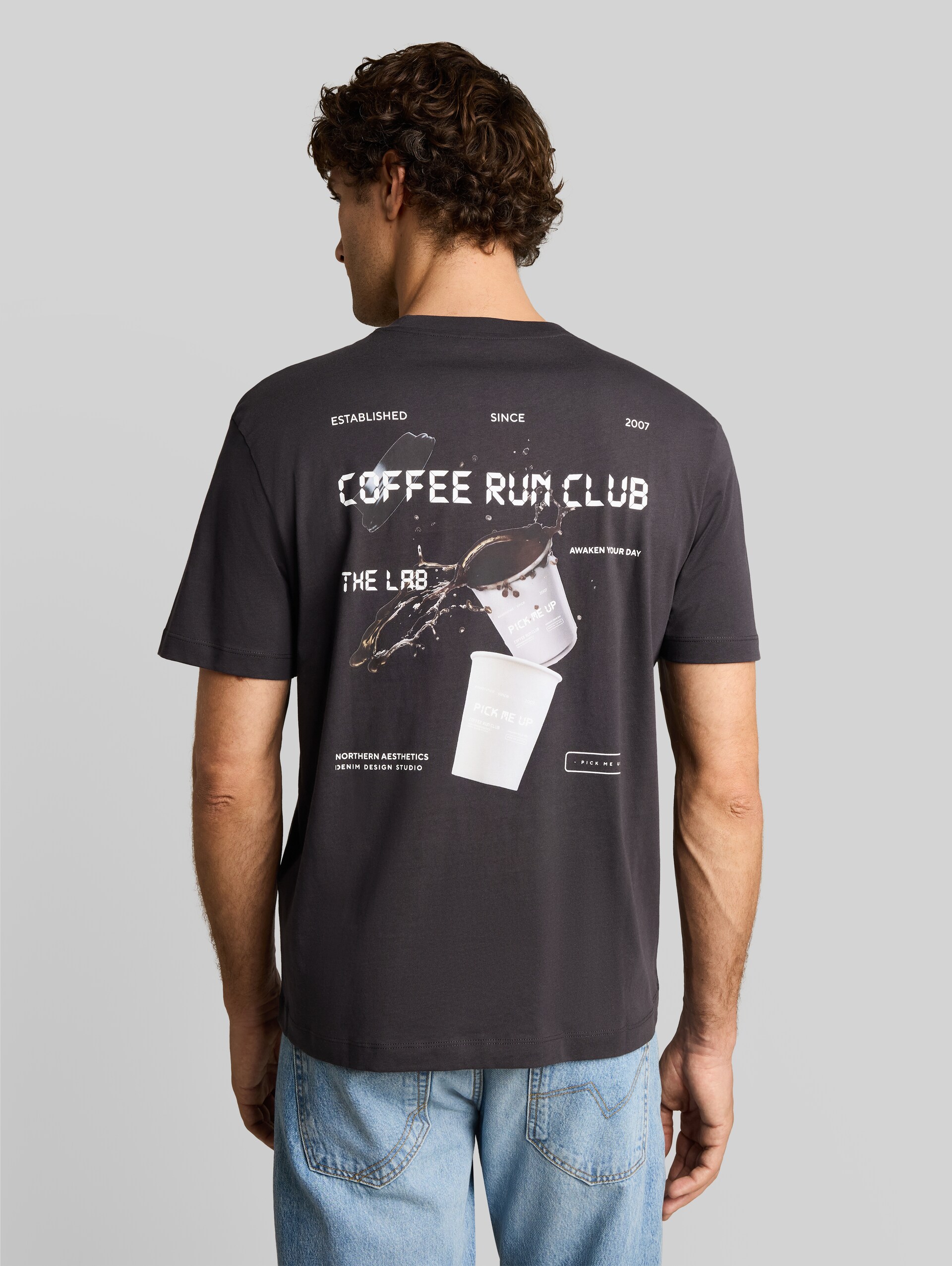 Relaxed Fit T-Shirt mit Rückenprint - coal grey - Auschnitt Model-Rückansicht