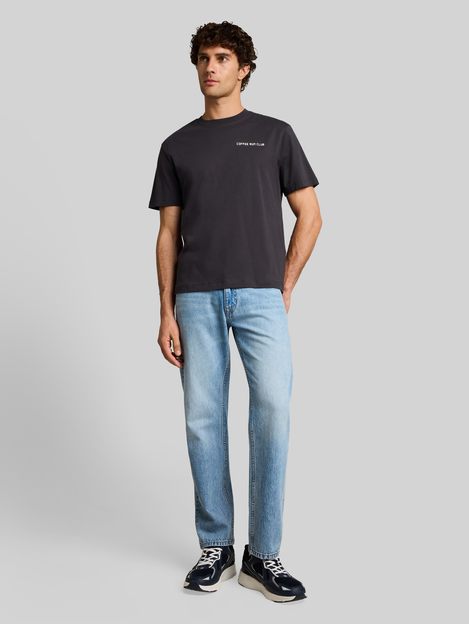 Relaxed Fit T-Shirt mit Rückenprint - coal grey - Model-Vorderansicht