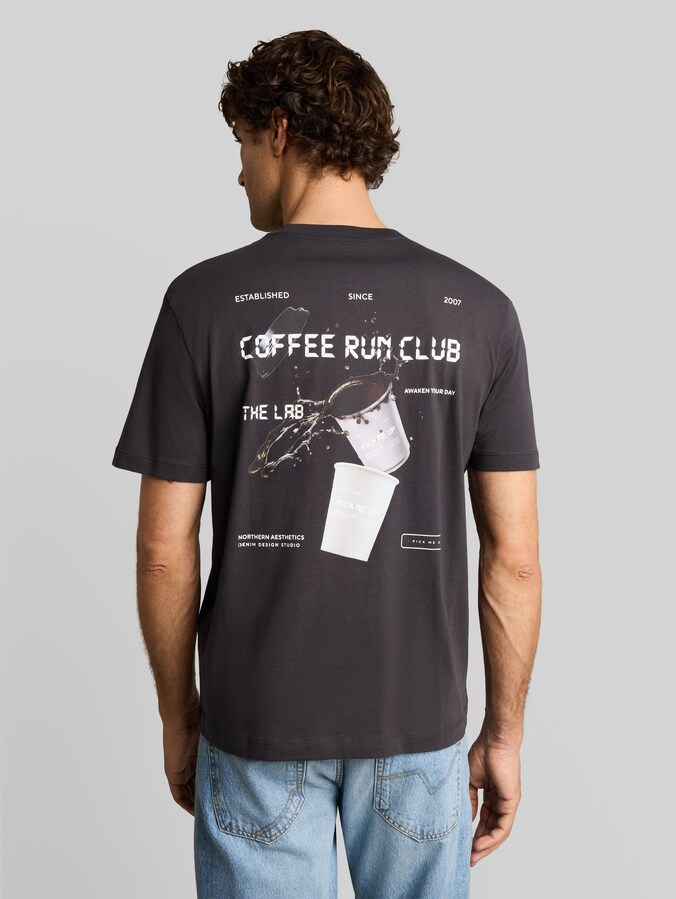 T-shirt coupe décontractée avec imprimé dans le dos par Denim Male, coal grey