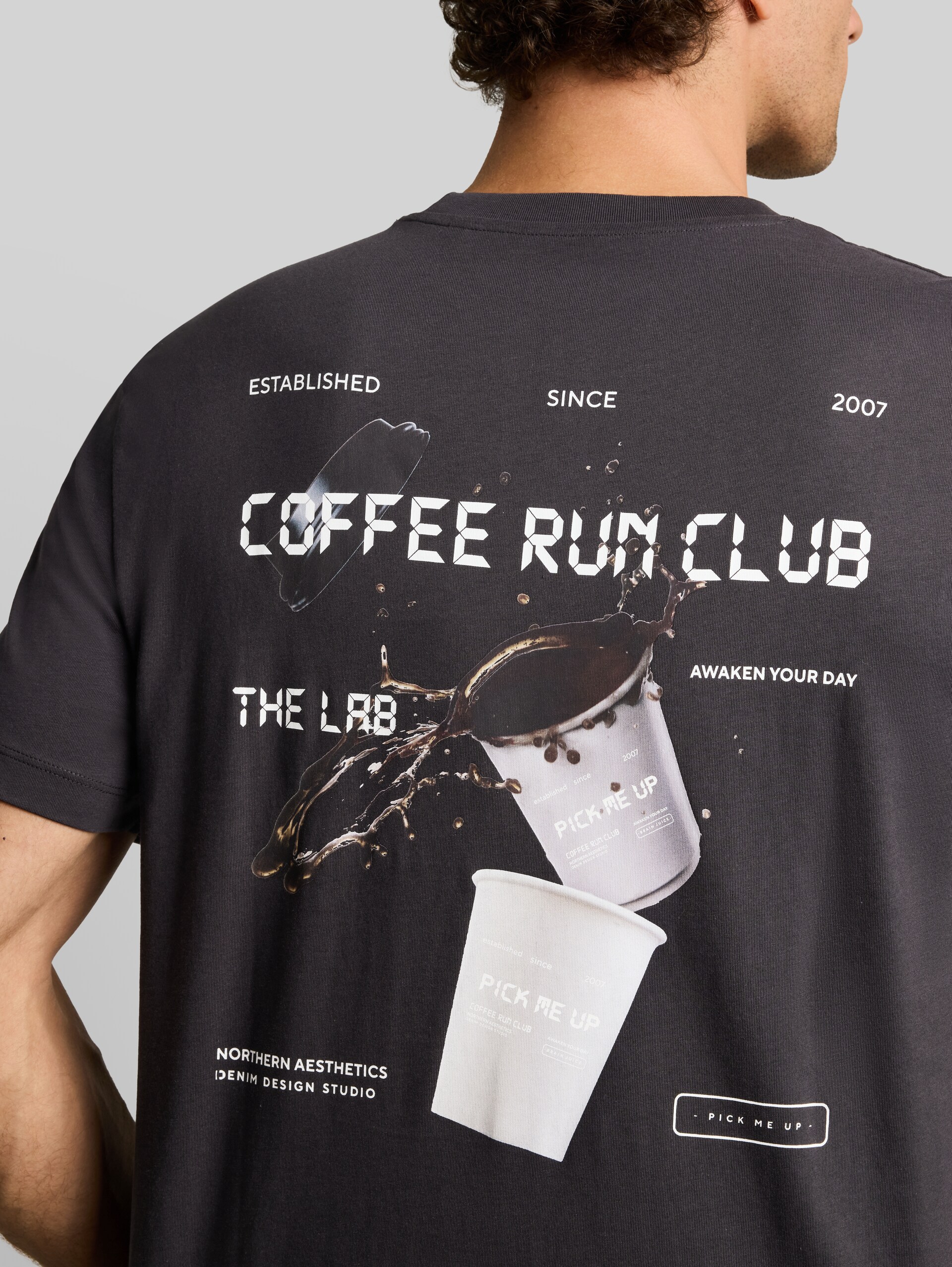 Relaxed Fit T-Shirt mit Rückenprint - coal grey - Detail-Model-Ansicht