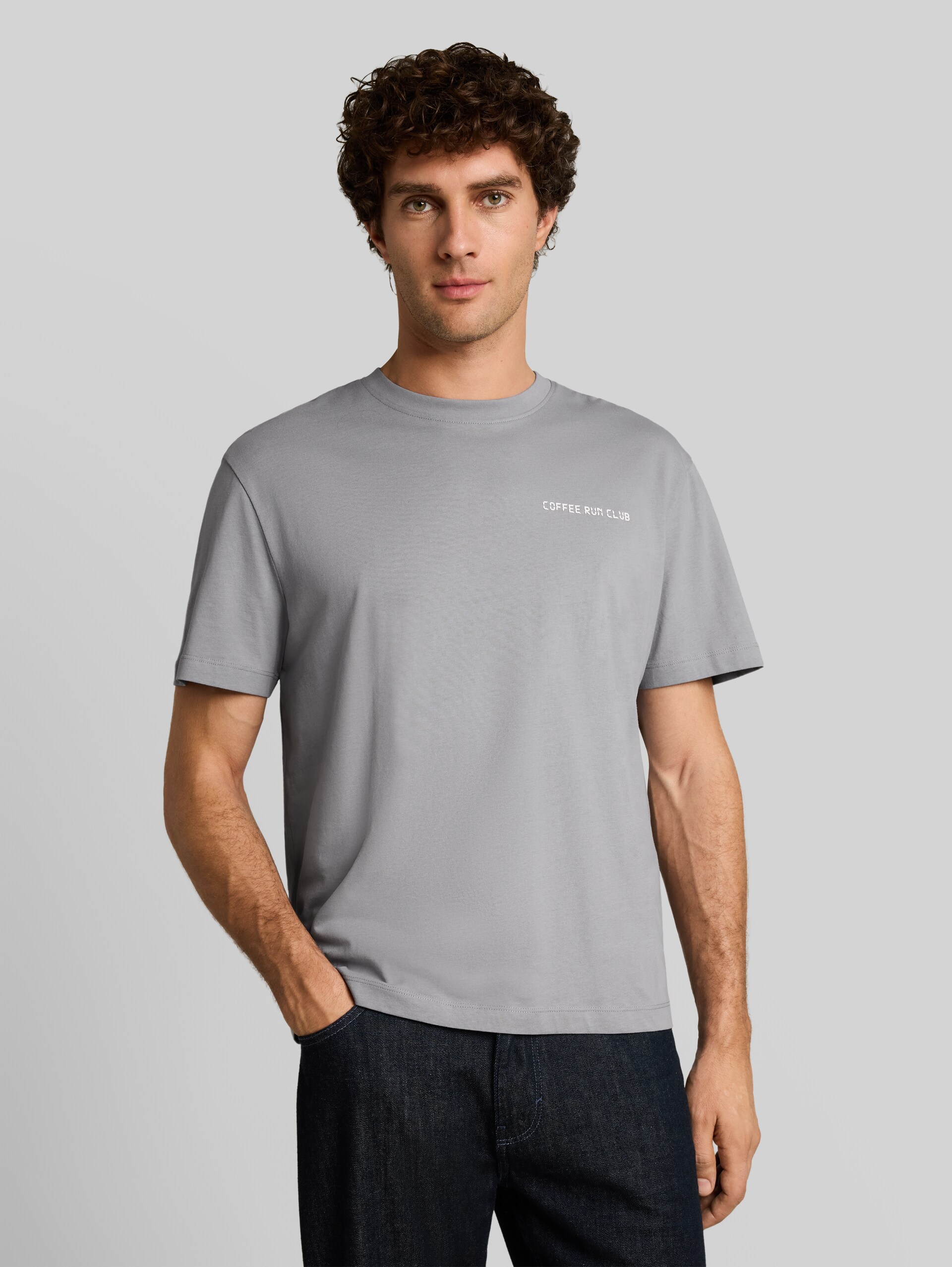 Relaxed Fit T-Shirt mit Rückenprint - ultimate grey - Ausschnitt Model-Vorderansicht