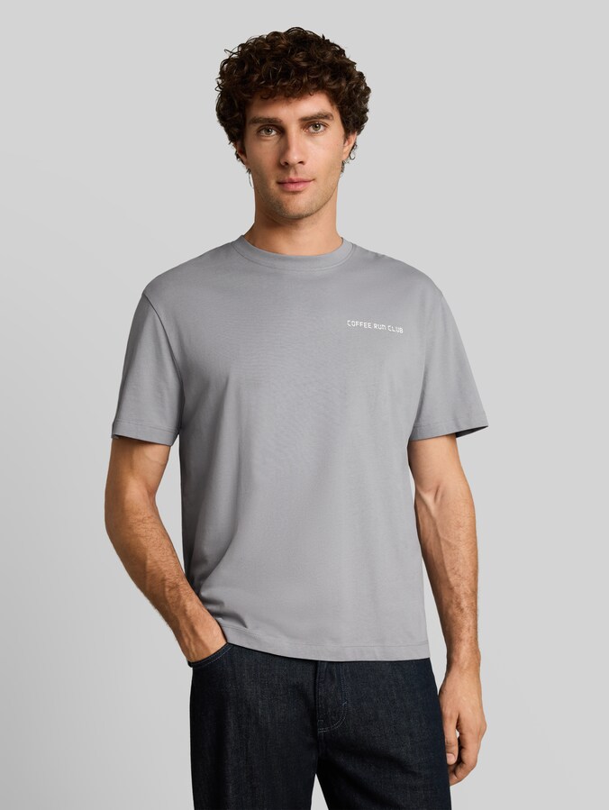 T-shirt coupe décontractée avec imprimé dans le dos par Denim Male, ultimate grey