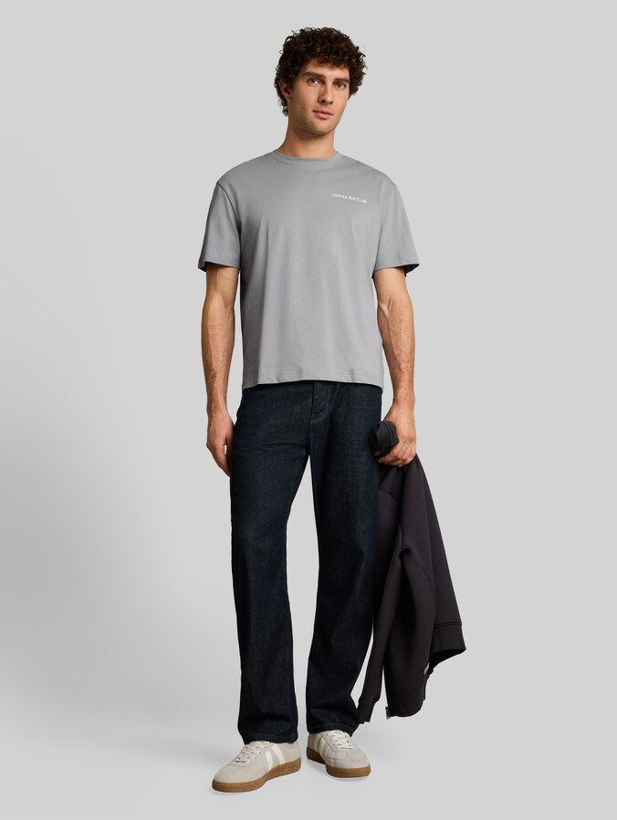 T-shirt coupe décontractée avec imprimé dans le dos par Denim Male, ultimate grey