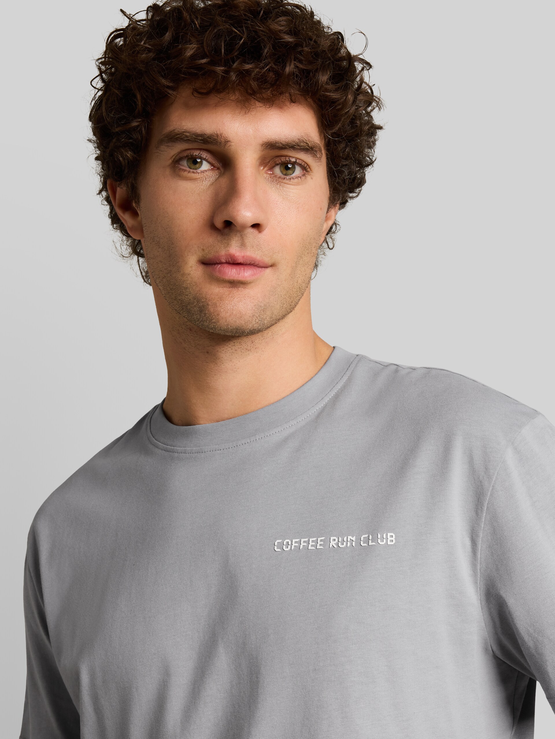 Relaxed Fit T-Shirt mit Rückenprint - ultimate grey - Detail-Model-Ansicht