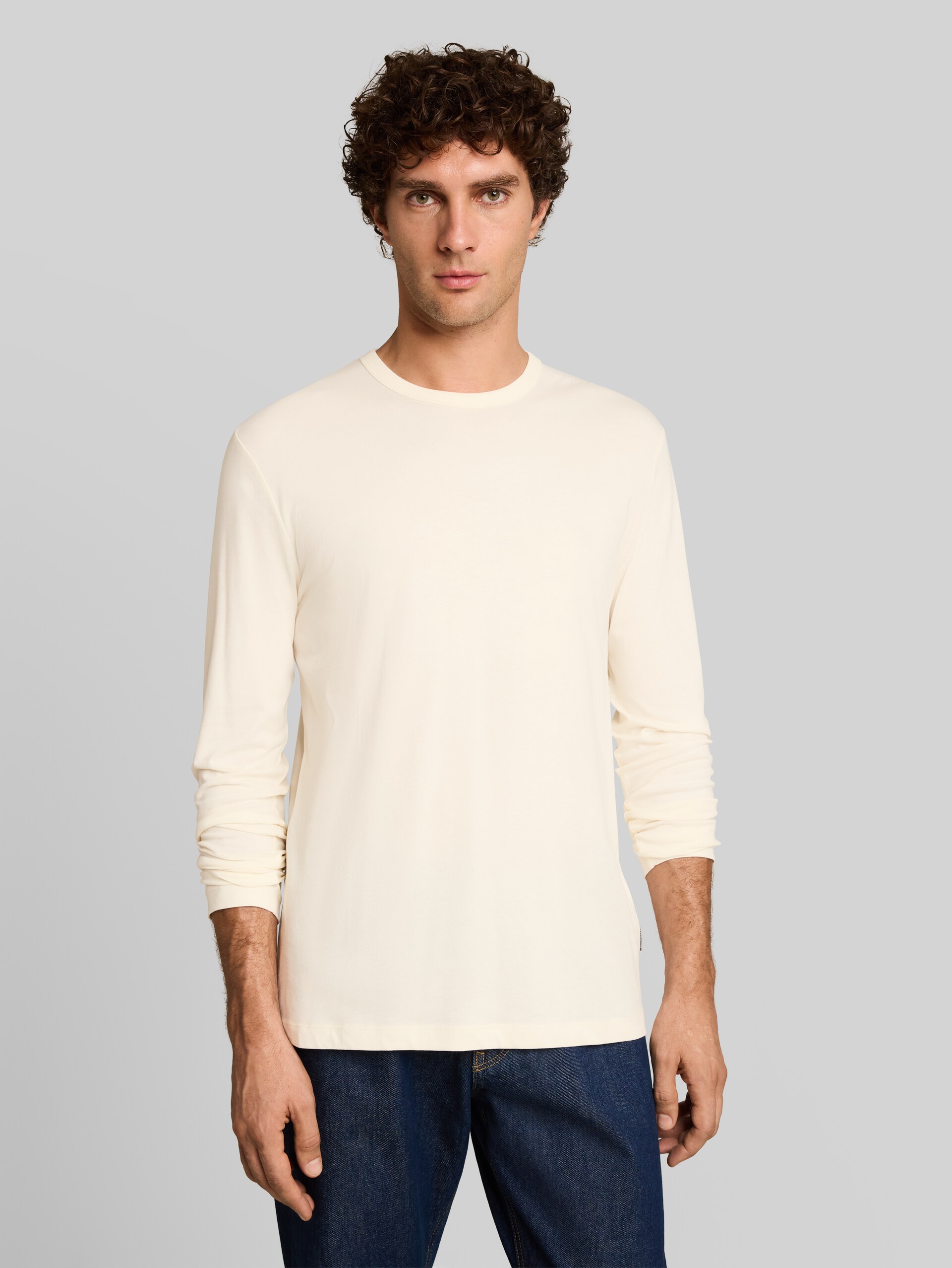 Basic Langarmshirt aus Baumwolle - Gardenia White - Ausschnitt Model-Vorderansicht