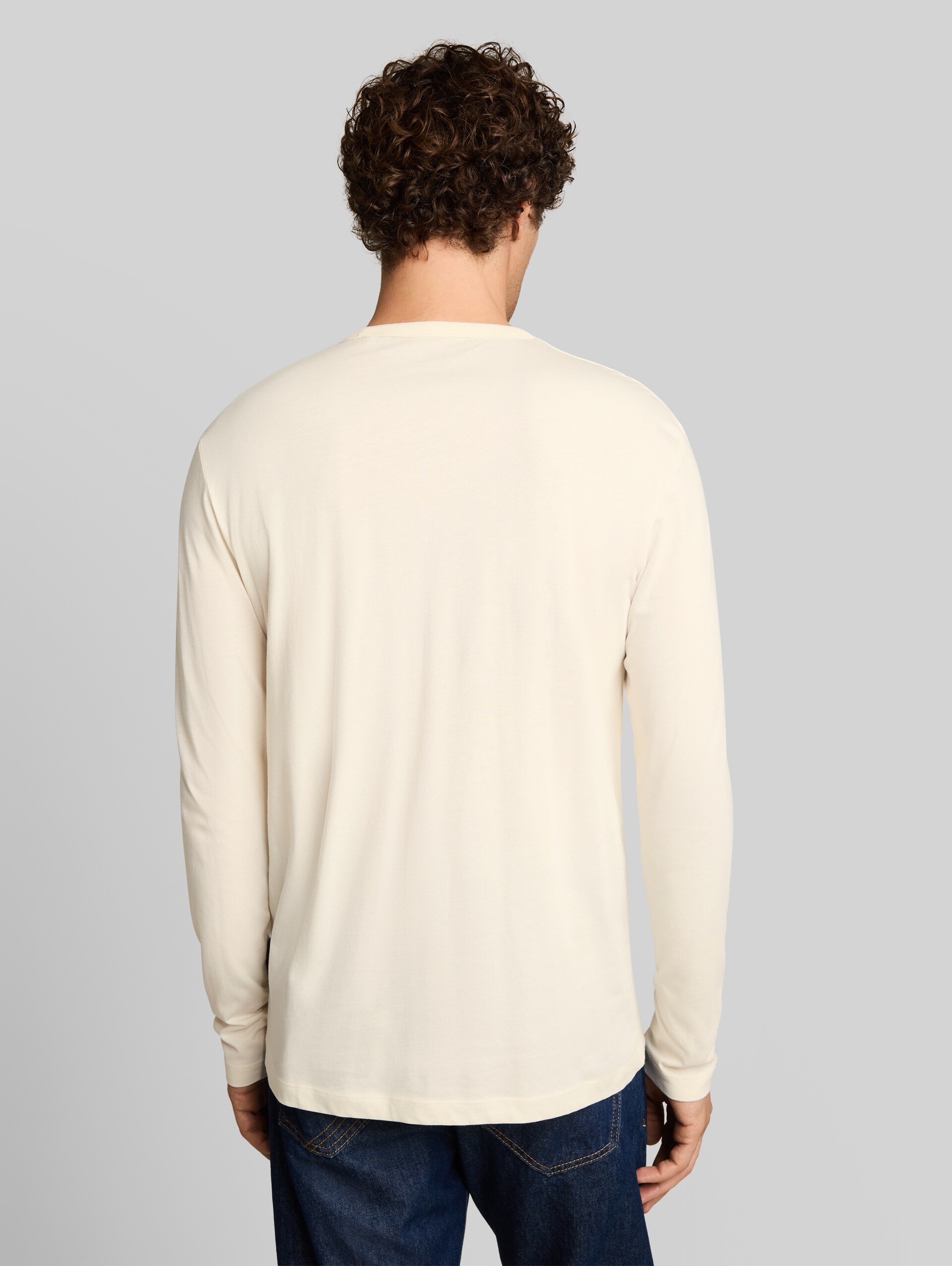 Basic Langarmshirt aus Baumwolle - Gardenia White - Auschnitt Model-Rückansicht