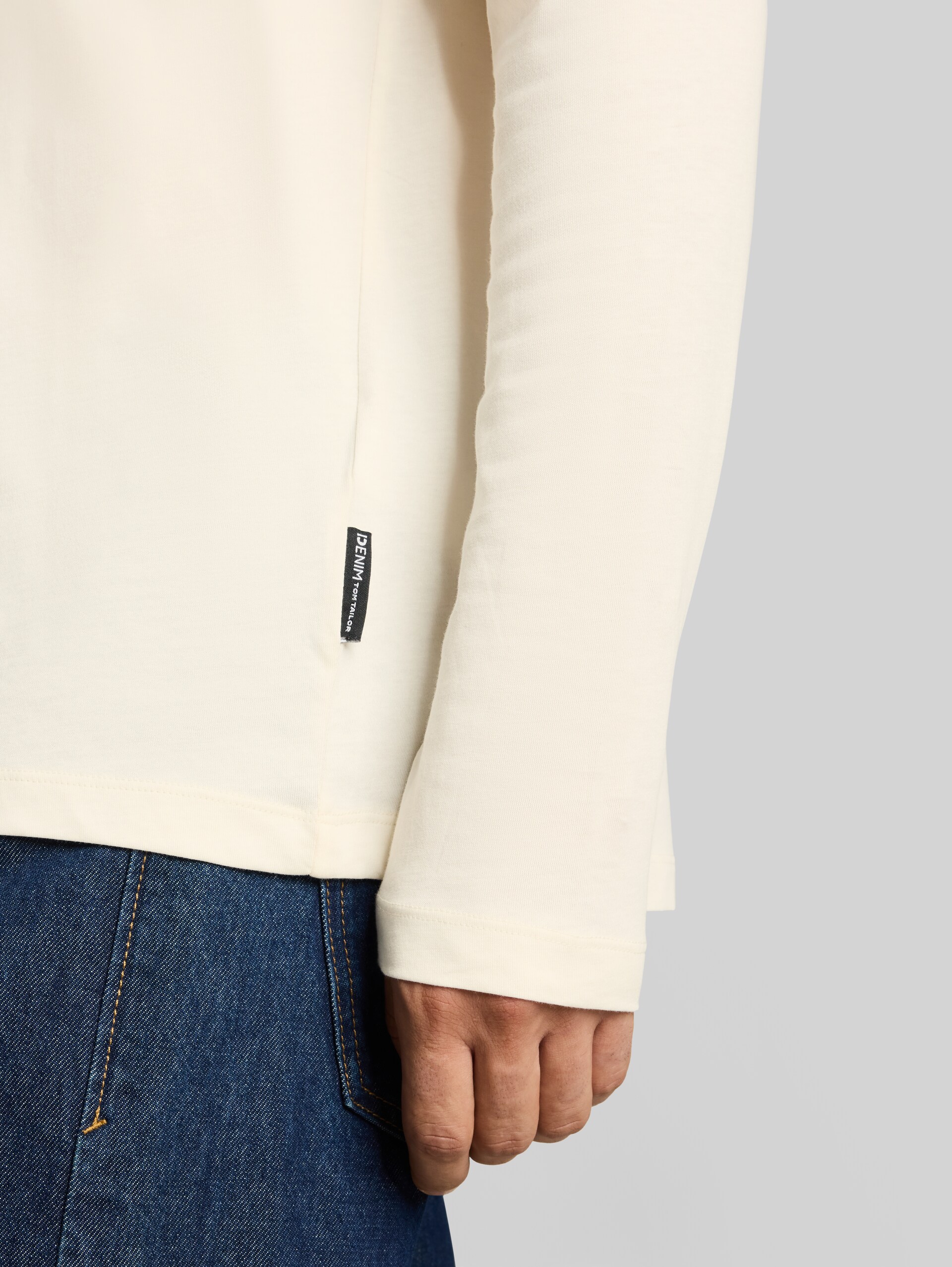 Basic Langarmshirt aus Baumwolle - Gardenia White - Detail-Model-Ansicht