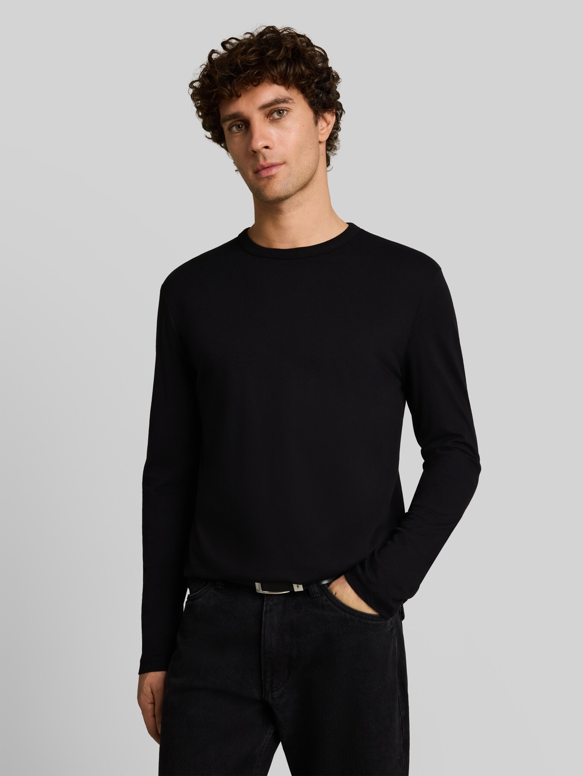 Basic Langarmshirt aus Baumwolle - Black - Ausschnitt Model-Vorderansicht