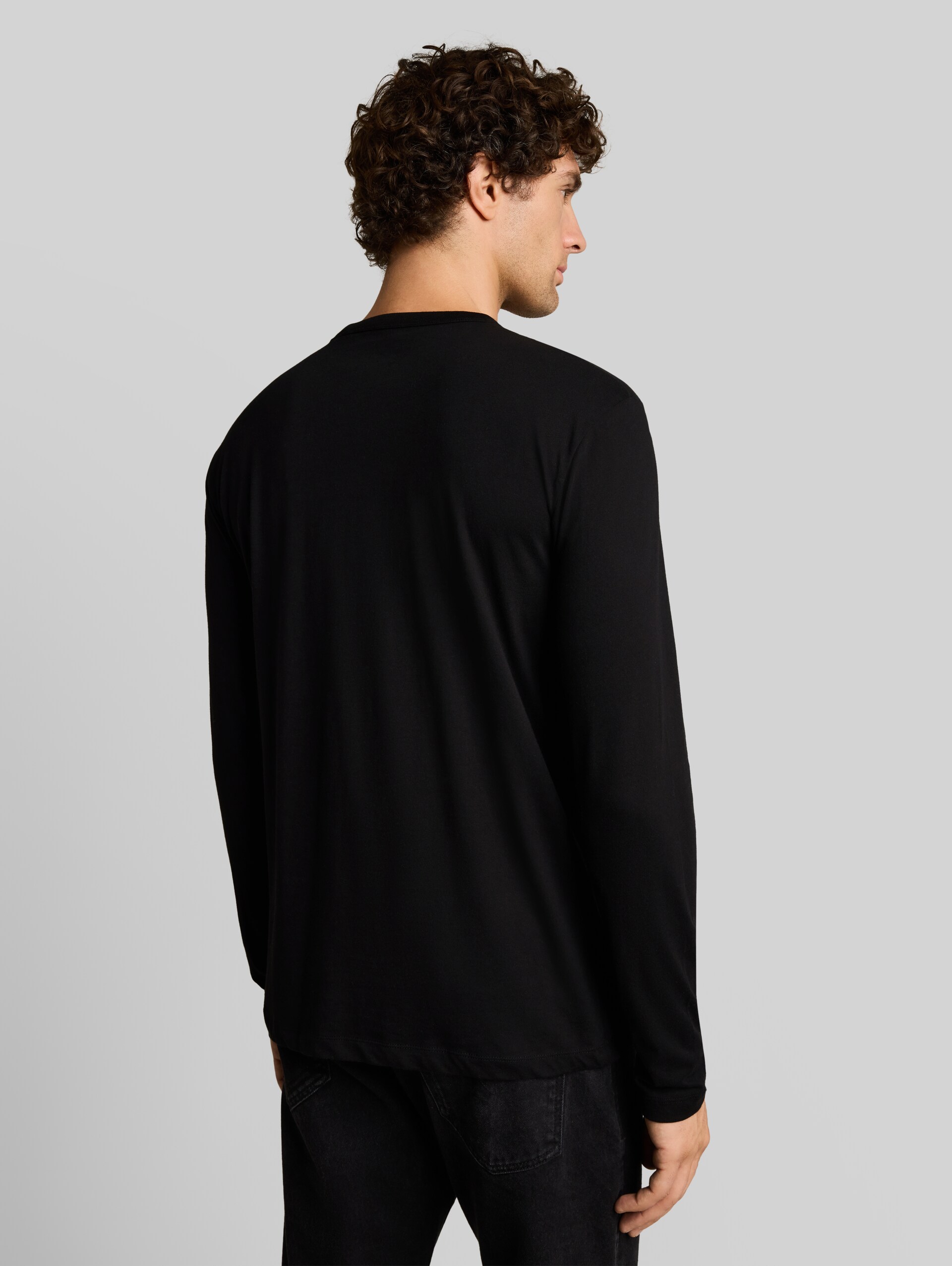 Basic Langarmshirt aus Baumwolle - Black - Auschnitt Model-Rückansicht
