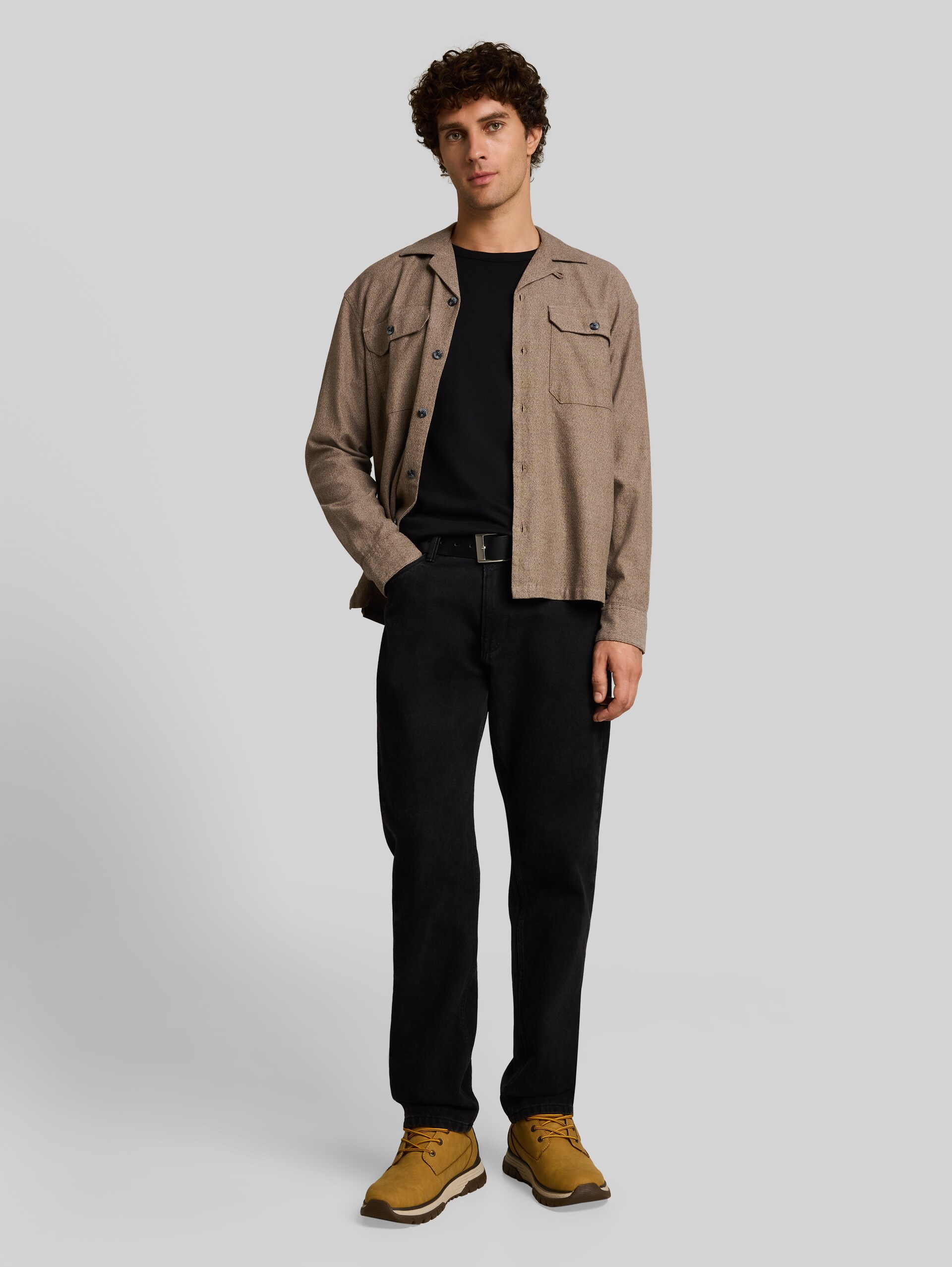 Basic Langarmshirt aus Baumwolle - Black - Model-Vorderansicht