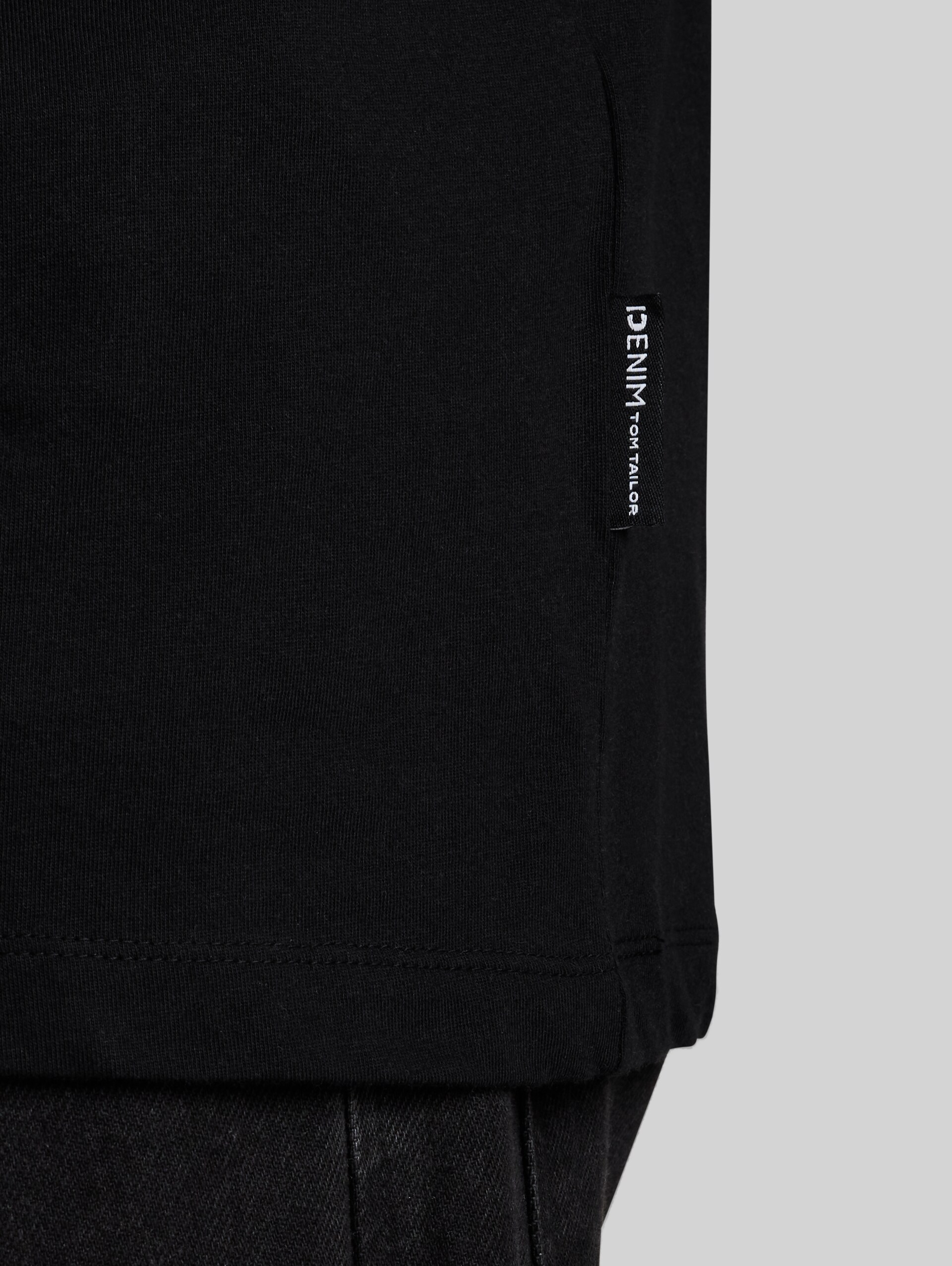 Basic Langarmshirt aus Baumwolle - Black - Detail-Model-Ansicht
