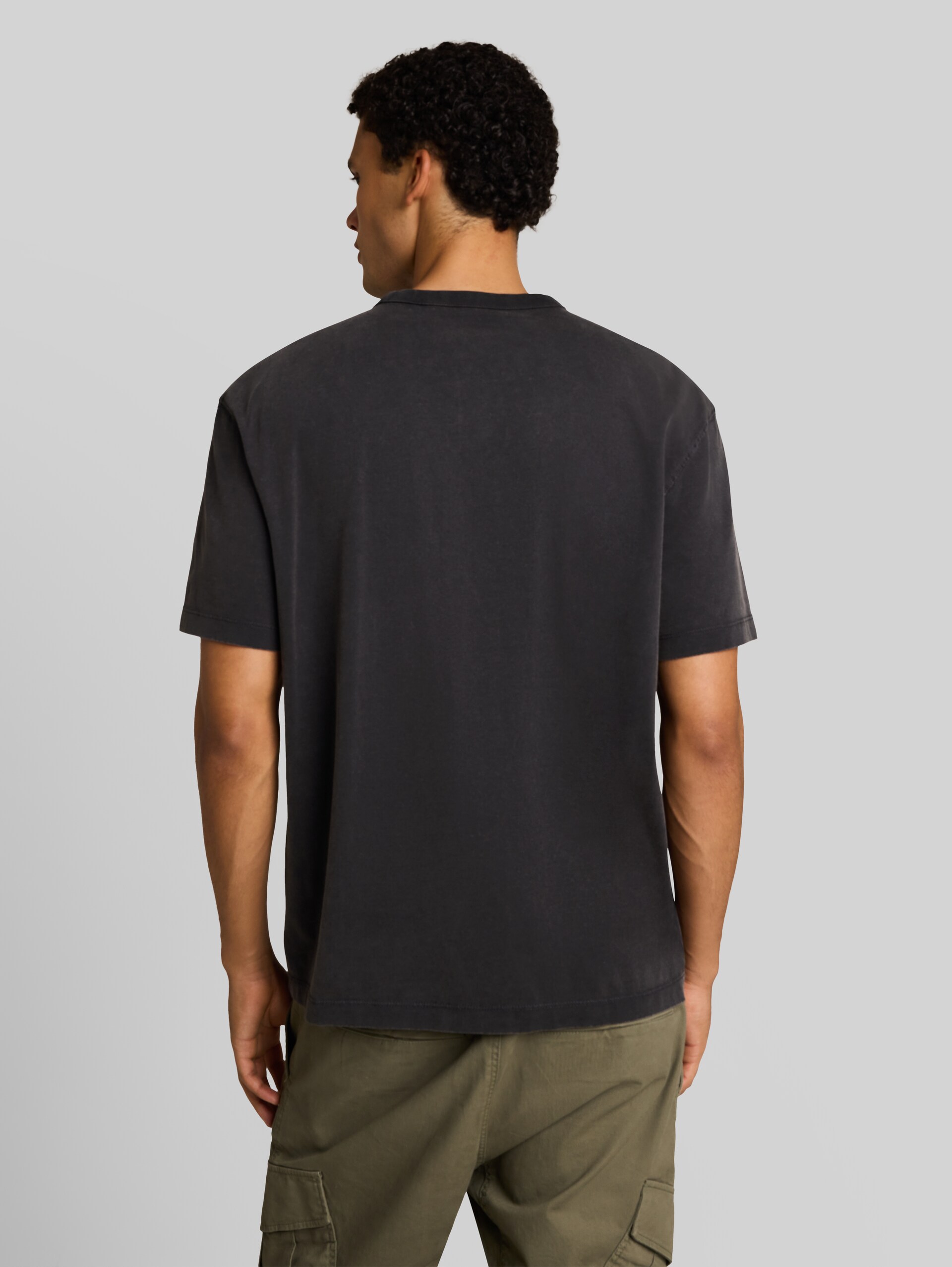 Relaxed Fit T-Shirt mit Schriftzug - coal grey - Auschnitt Model-Rückansicht