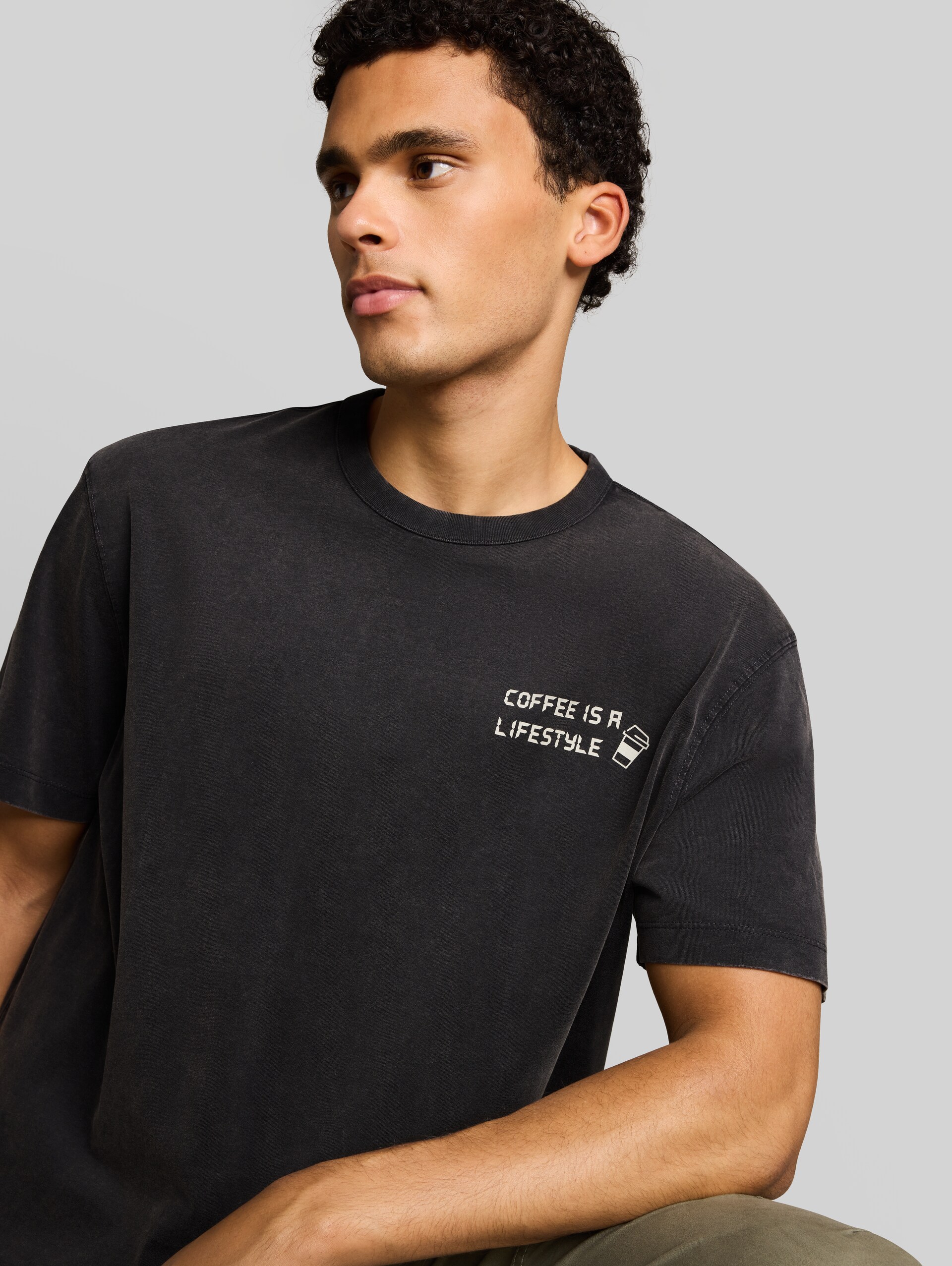 Relaxed Fit T-Shirt mit Schriftzug - coal grey - Detail-Model-Ansicht