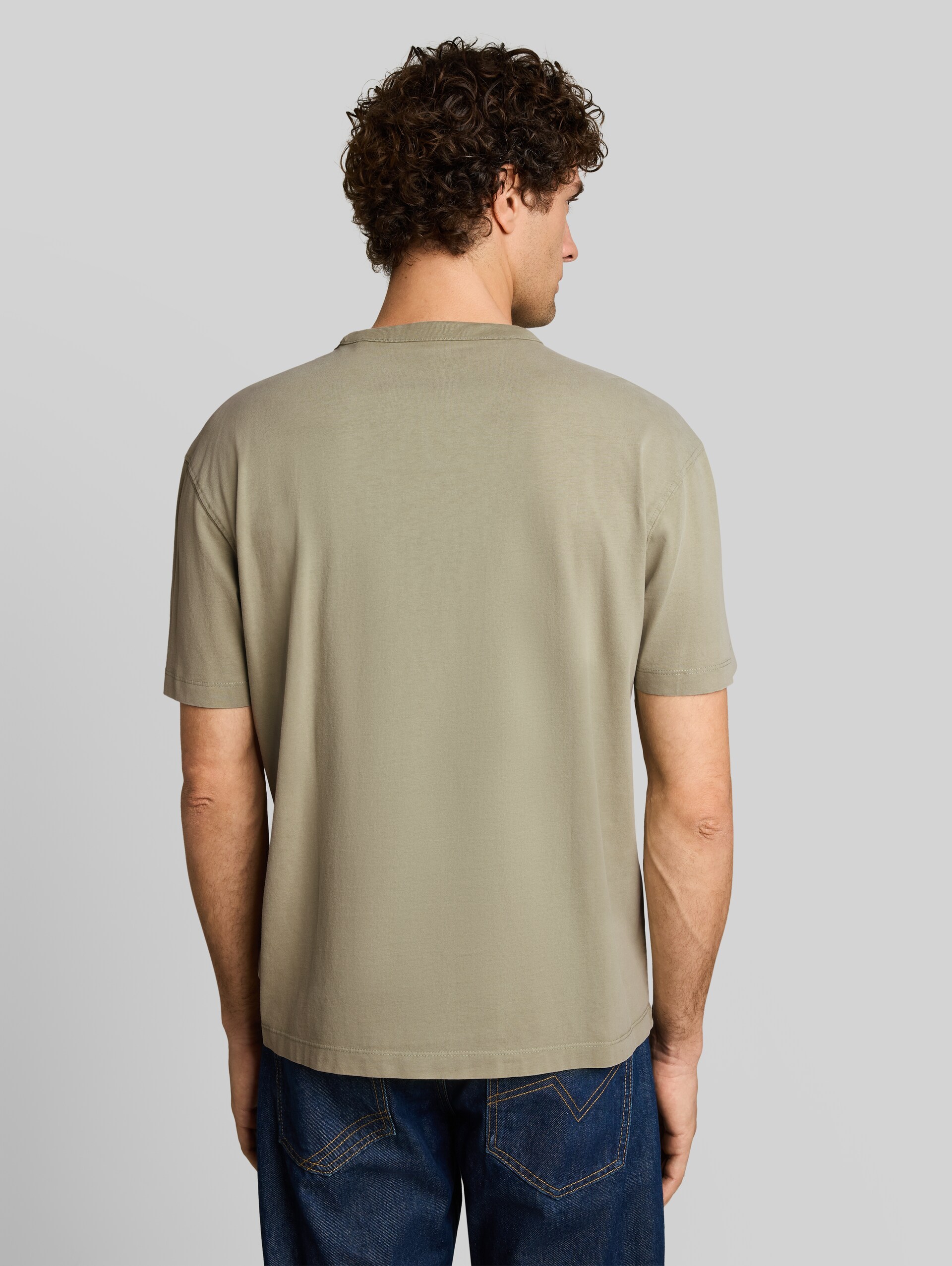 Relaxed Fit T-Shirt mit Schriftzug - dark sage green - Auschnitt Model-Rückansicht