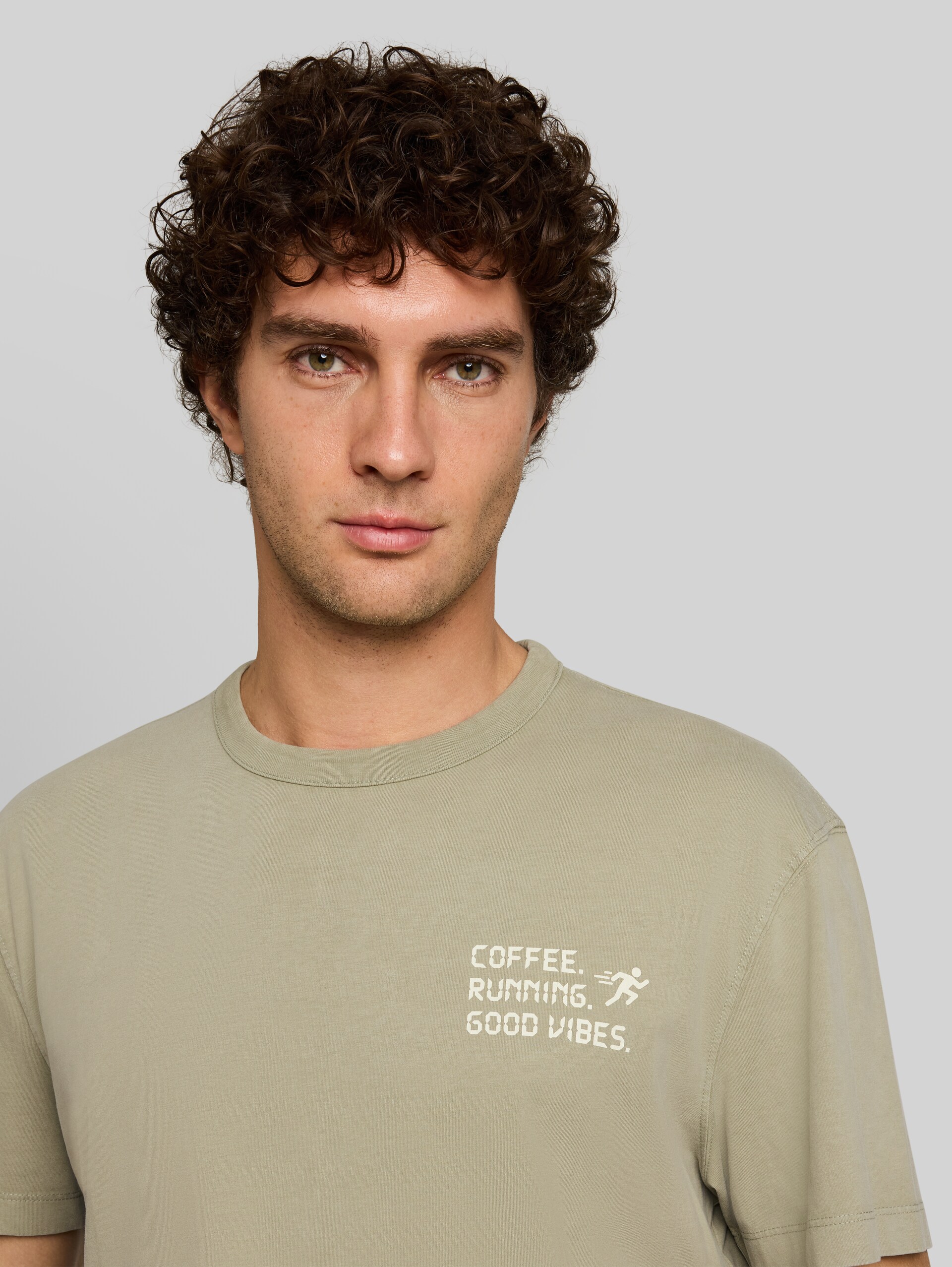 Relaxed Fit T-Shirt mit Schriftzug - dark sage green - Detail-Model-Ansicht