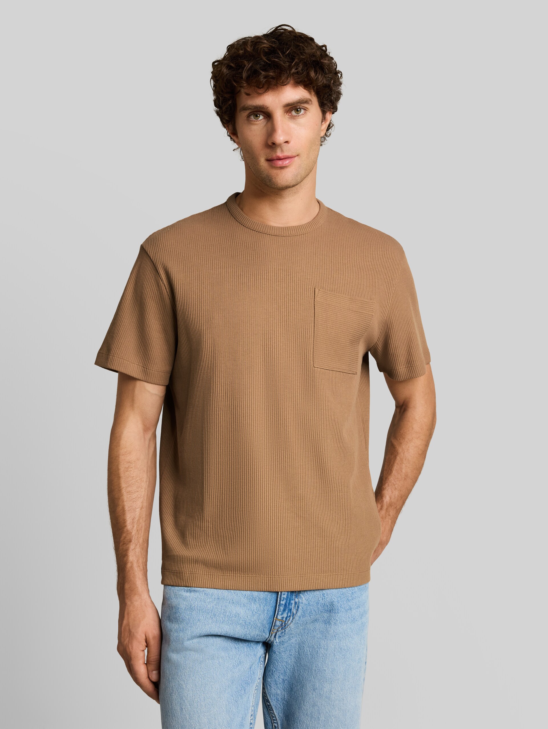 Relaxed Fit T-Shirt mit Brusttasche - malt brown - Ausschnitt Model-Vorderansicht