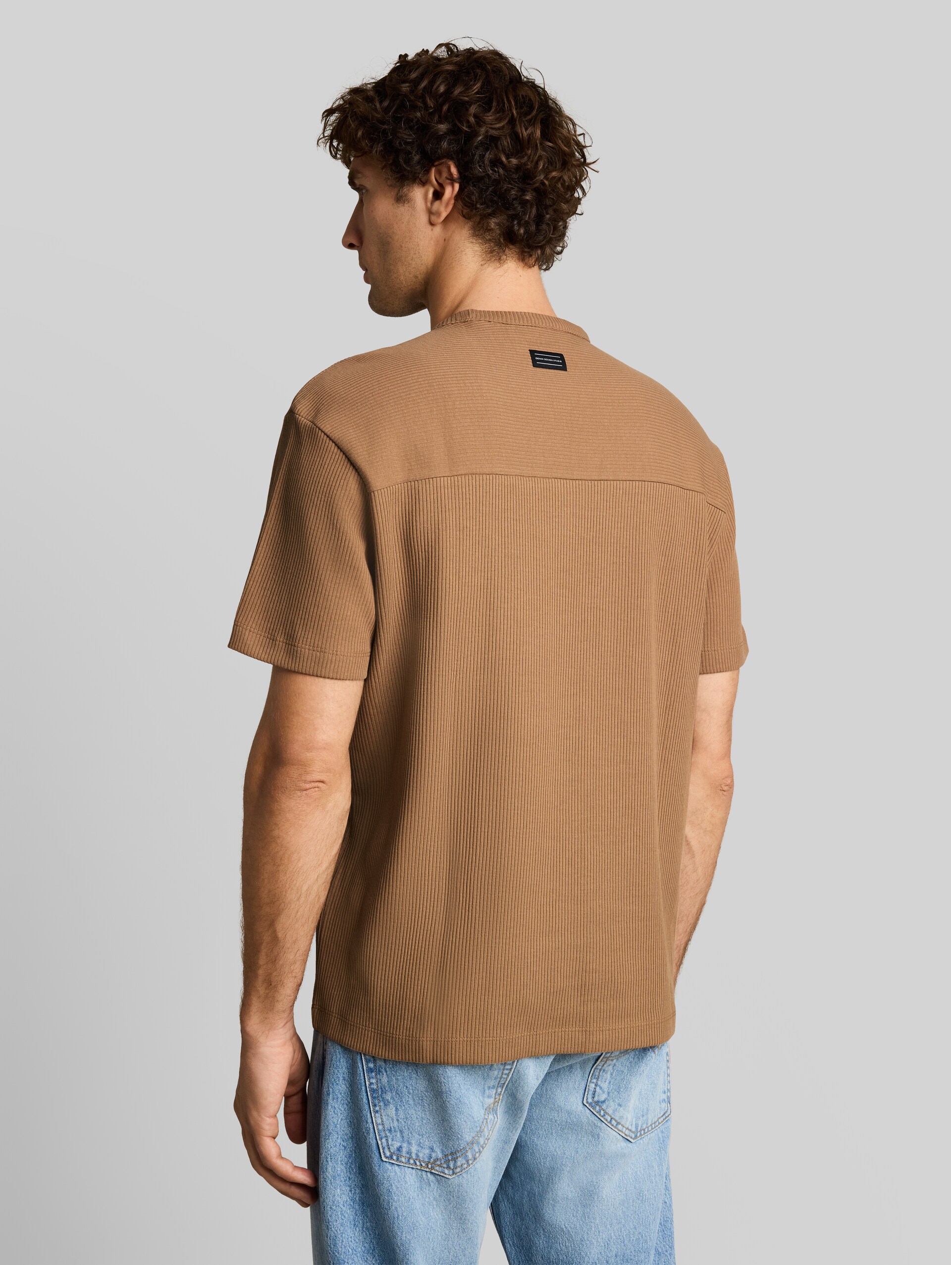 Relaxed Fit T-Shirt mit Brusttasche - malt brown - Auschnitt Model-Rückansicht