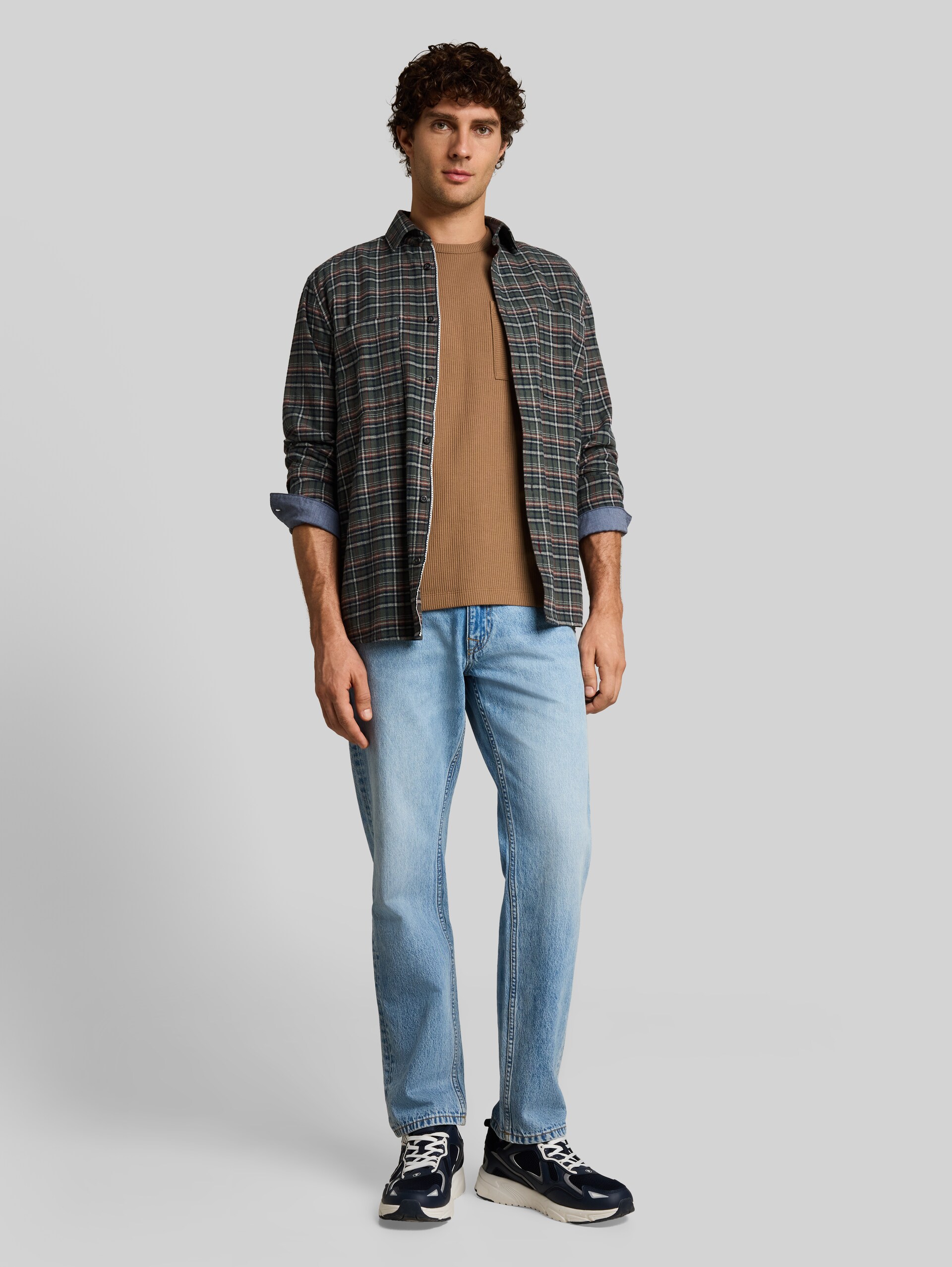 Relaxed Fit T-Shirt mit Brusttasche - malt brown - Model-Vorderansicht