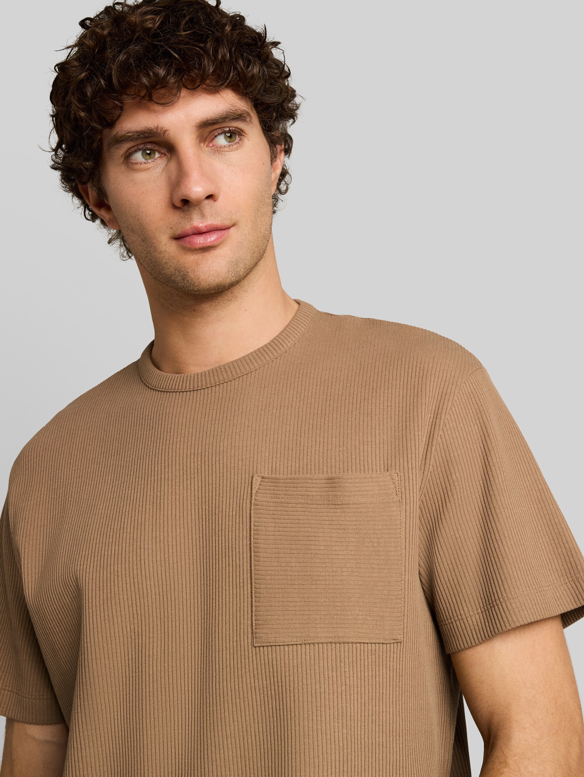 Relaxed Fit T-Shirt mit Brusttasche - malt brown - Detail-Model-Ansicht