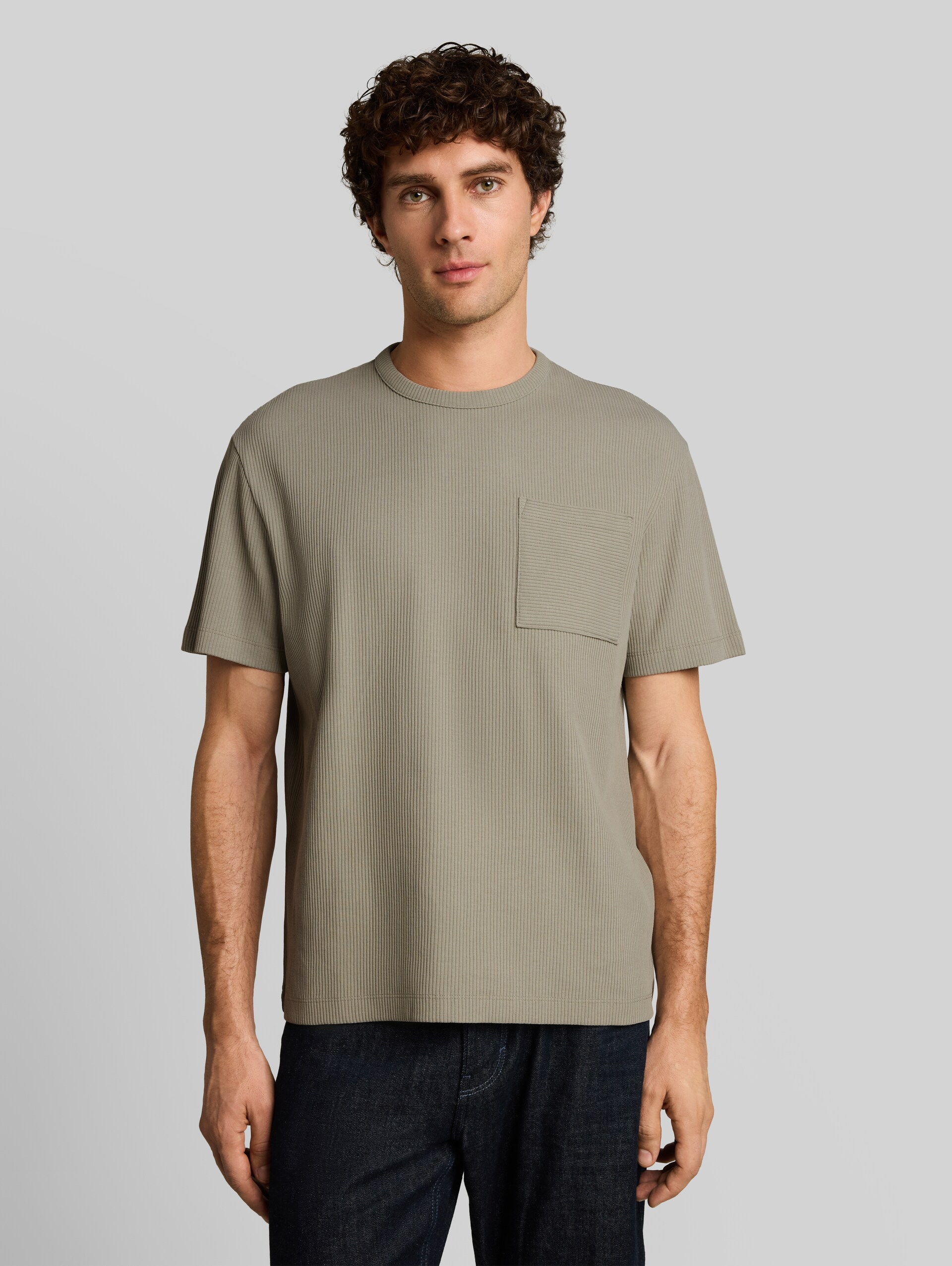 Relaxed Fit T-Shirt mit Brusttasche - dark sage green - Ausschnitt Model-Vorderansicht