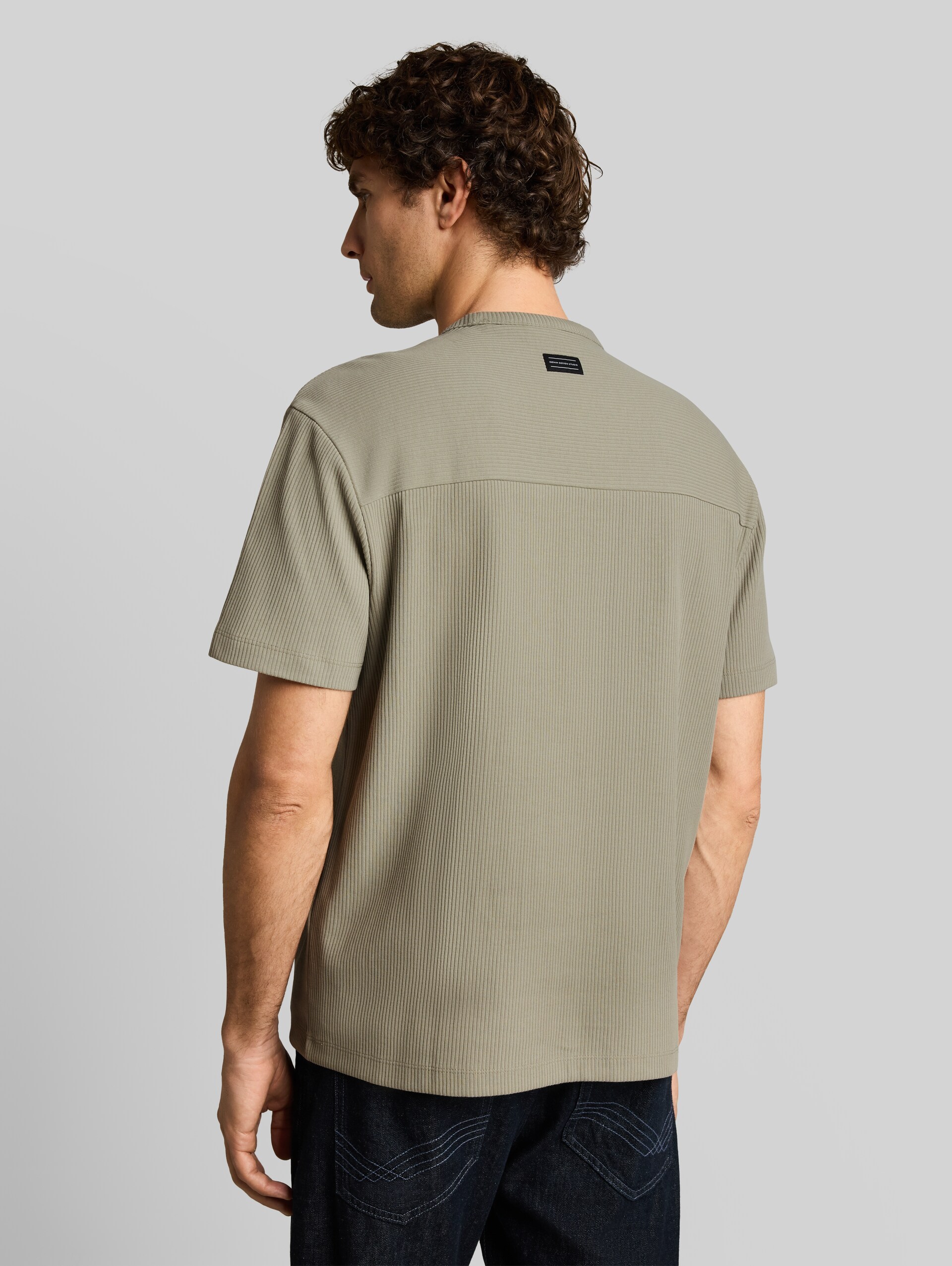 Relaxed Fit T-Shirt mit Brusttasche - dark sage green - Auschnitt Model-Rückansicht