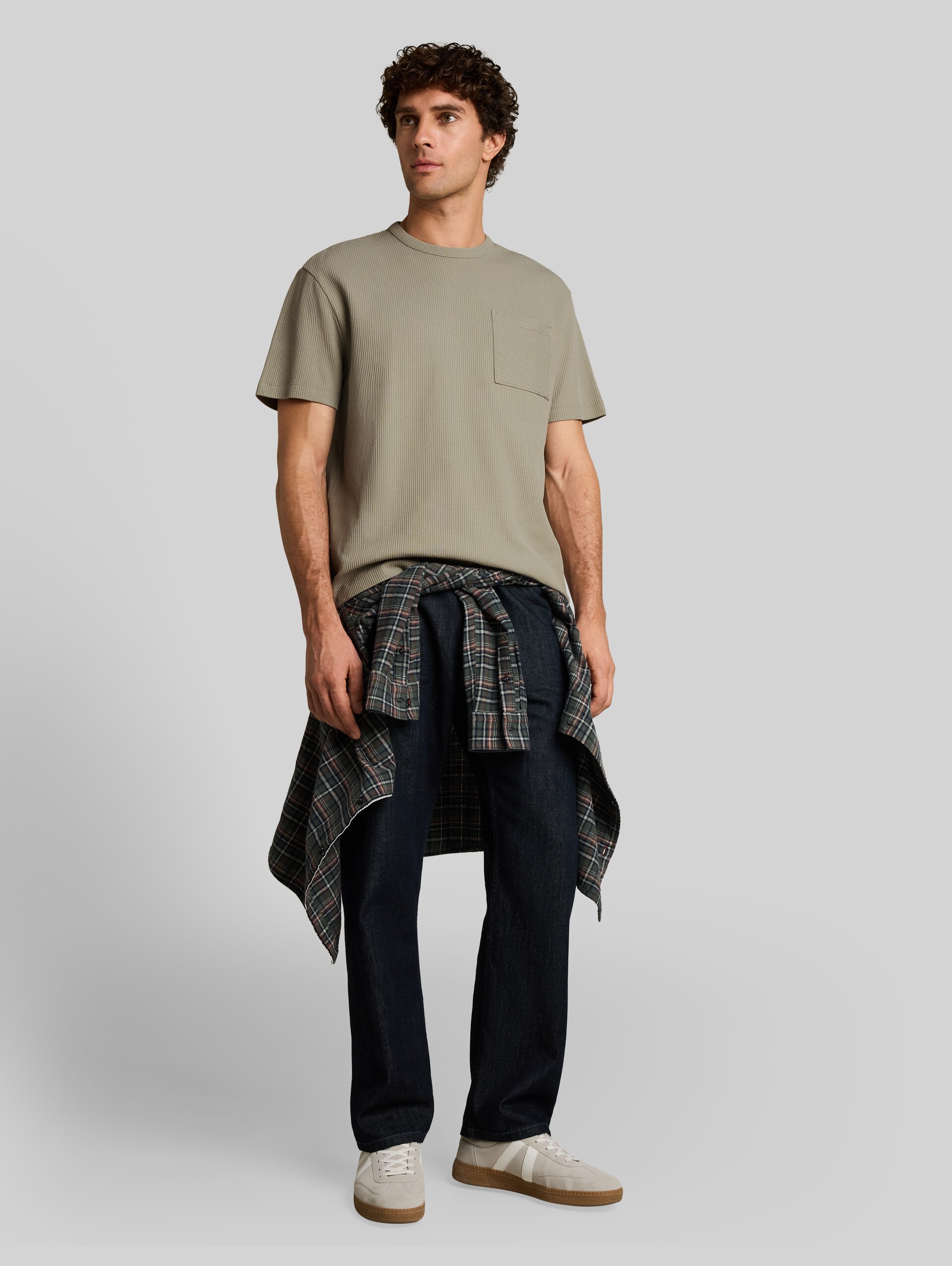 Relaxed Fit T-Shirt mit Brusttasche - dark sage green - Model-Vorderansicht