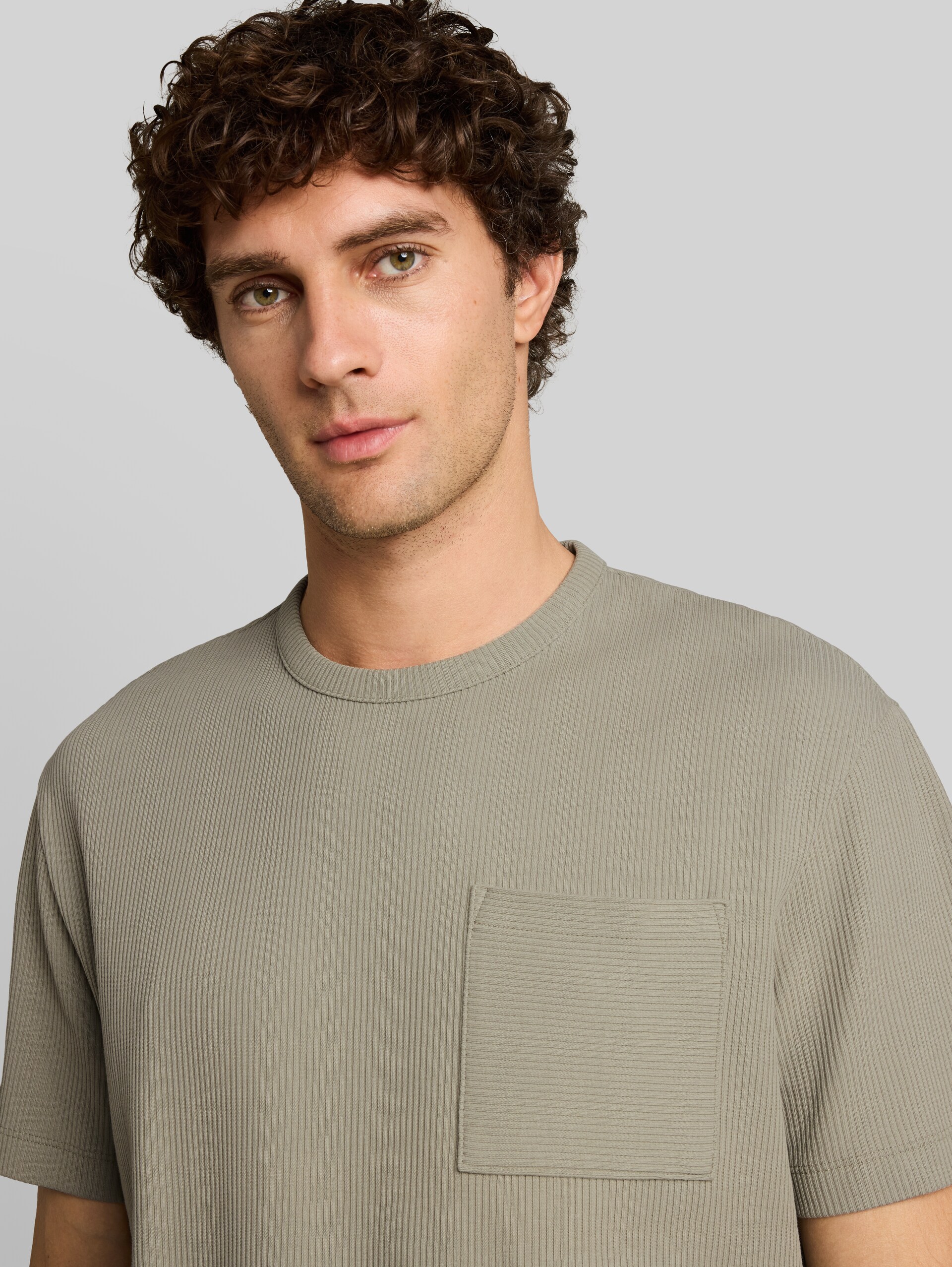 Relaxed Fit T-Shirt mit Brusttasche - dark sage green - Detail-Model-Ansicht
