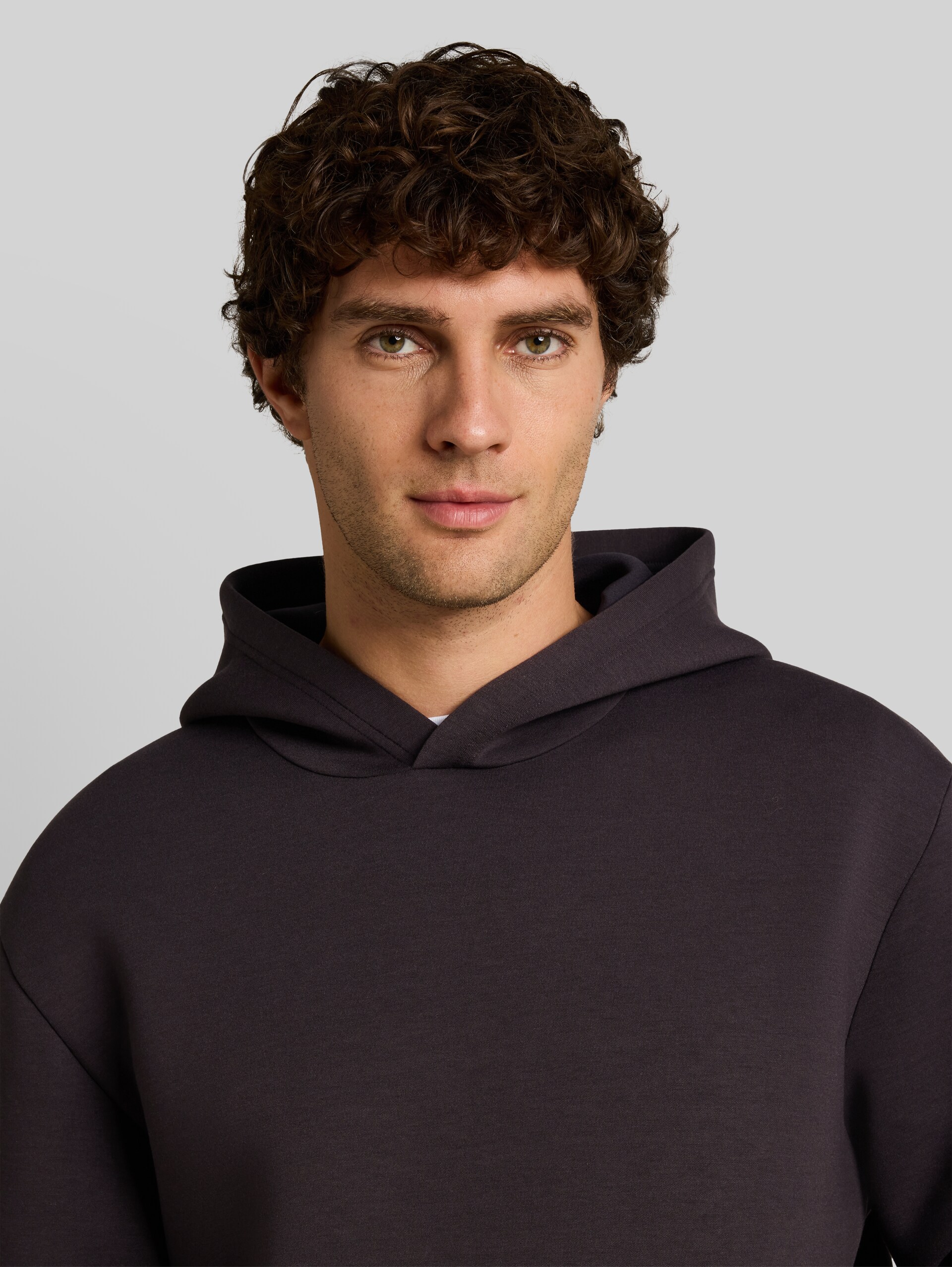 Relaxed Fit Scuba Hoodie Sweatshirt - coal grey - Detail-Model-Ansicht