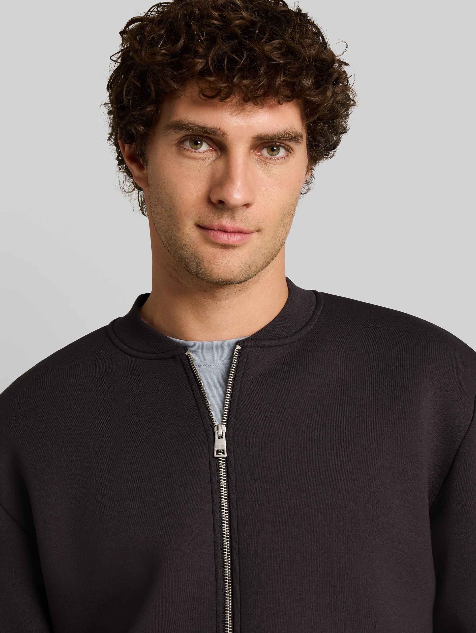 Veste à capuche en tissu scuba, coupe décontractée - coal grey - Vue détaillée du modèle