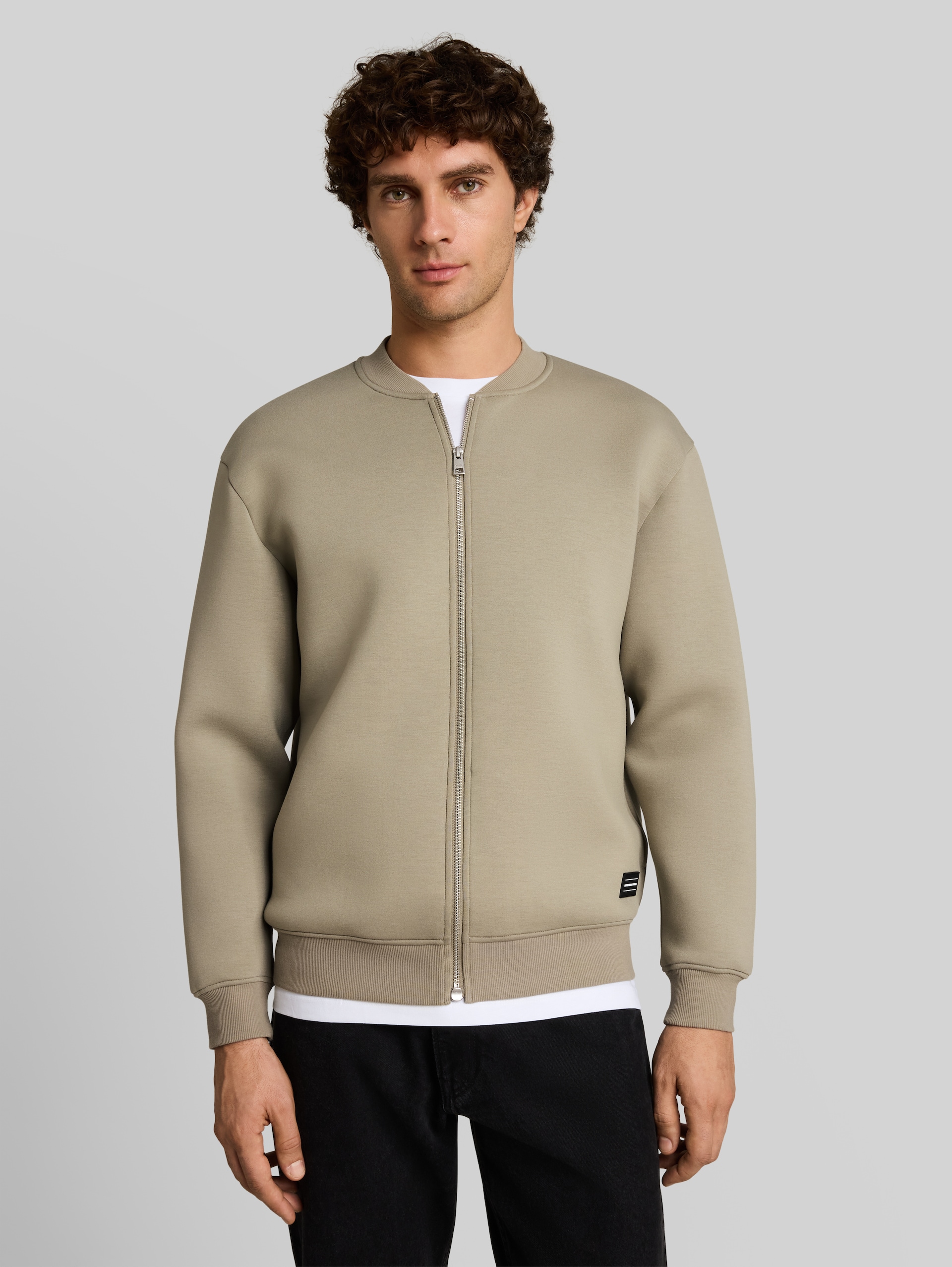 Veste à capuche en tissu scuba, coupe décontractée - dark sage green - Découpe Vue de face du modèle